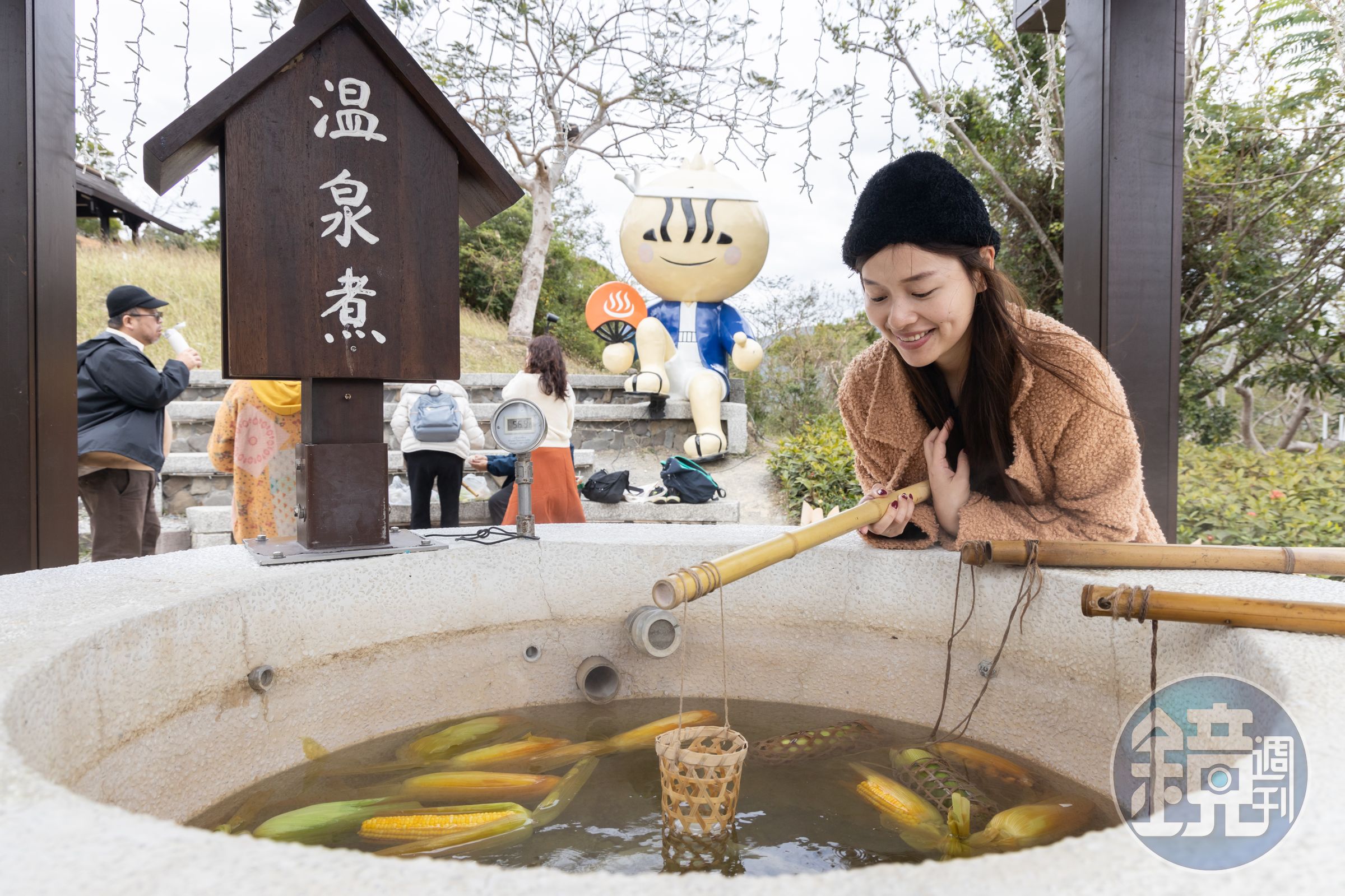 遊客可以自帶食物到「溫泉煮」，也能在商店購買雞蛋、鴨蛋與橘子等，體驗地熱溫泉煮食的樂趣。