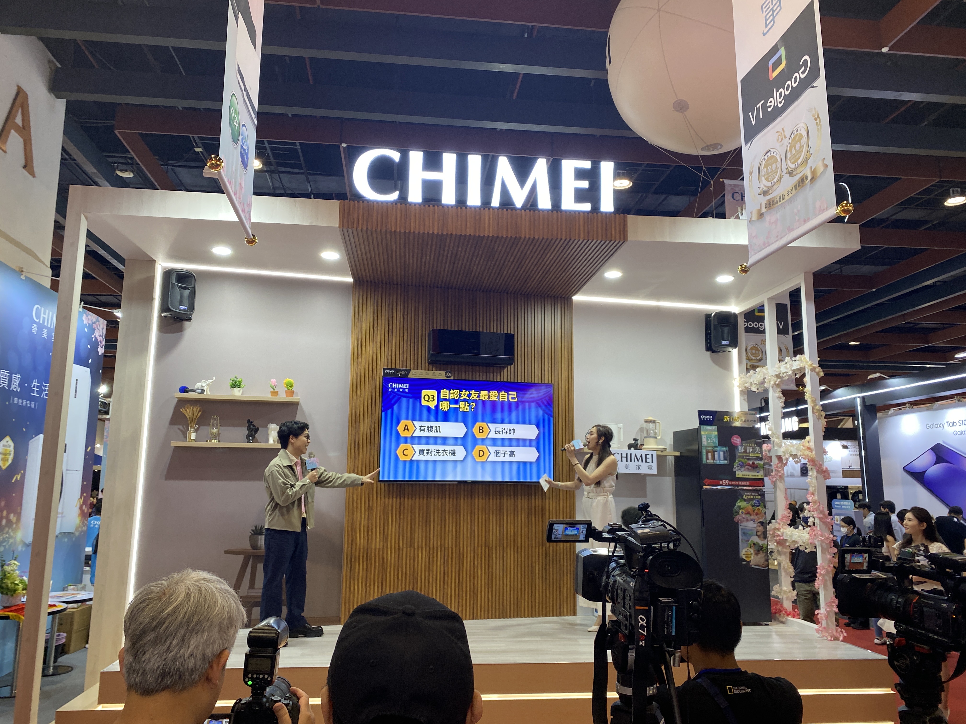 賀瓏擔任奇美家電品牌大使，先前還曾出席台北世貿的家電展，不過這兩日似乎已遭品牌切割。