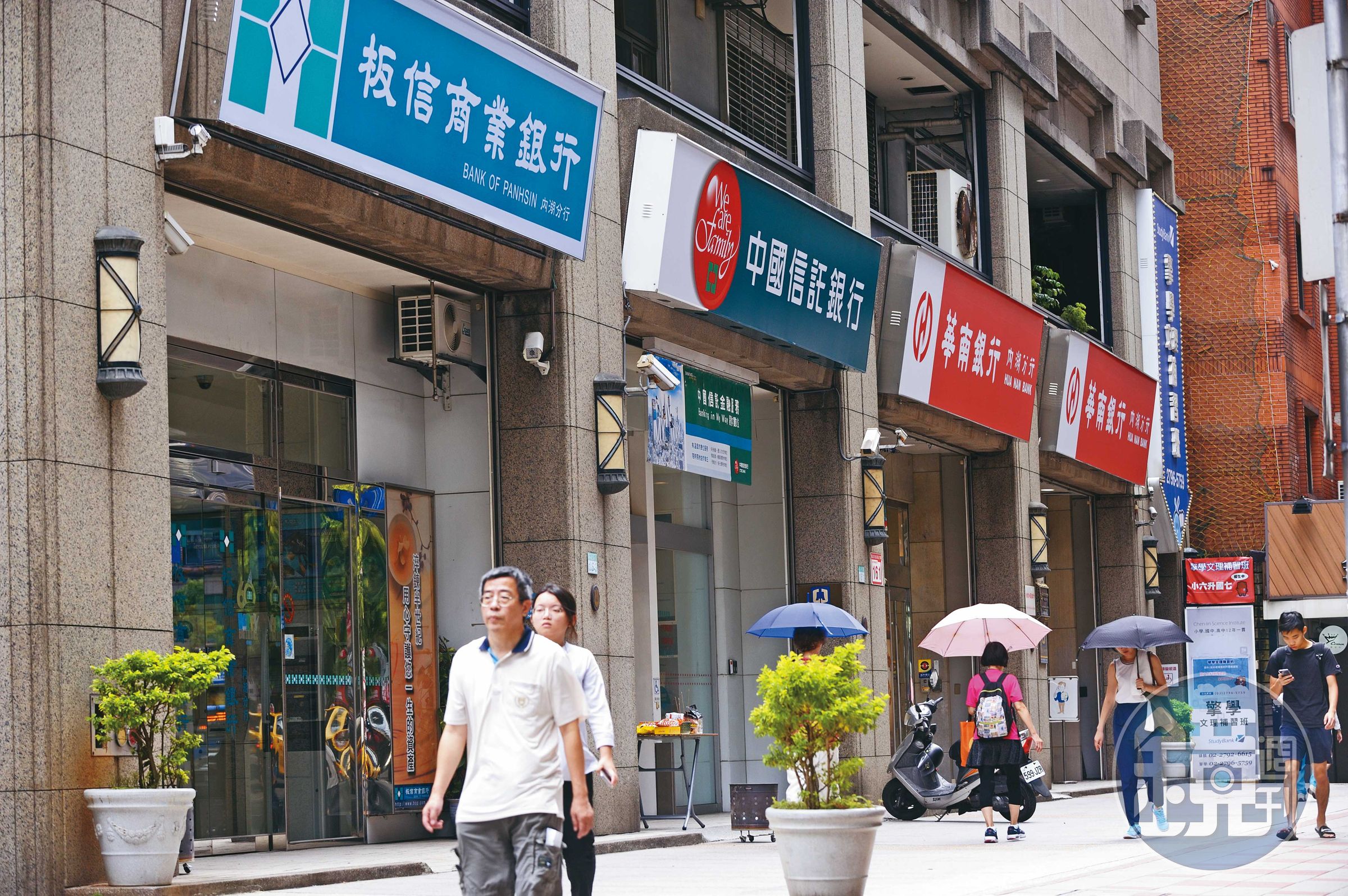自主更新可向銀行申辦土地100％全額貸，反觀民辦都更，建商最多只能貸到8成。