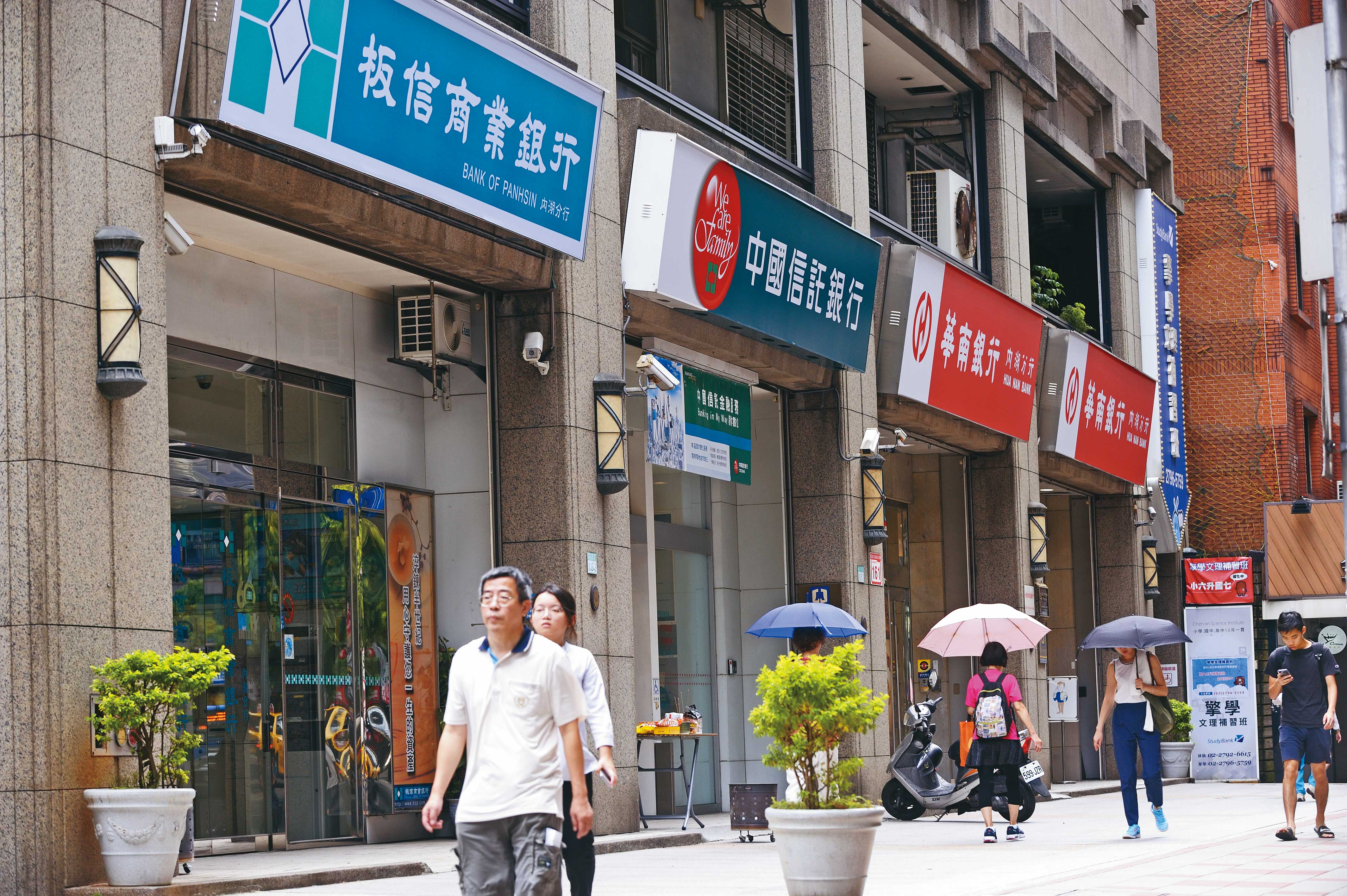 自主更新可向銀行申辦土地100％全額貸，反觀民辦都更，建商最多只能貸到8成。