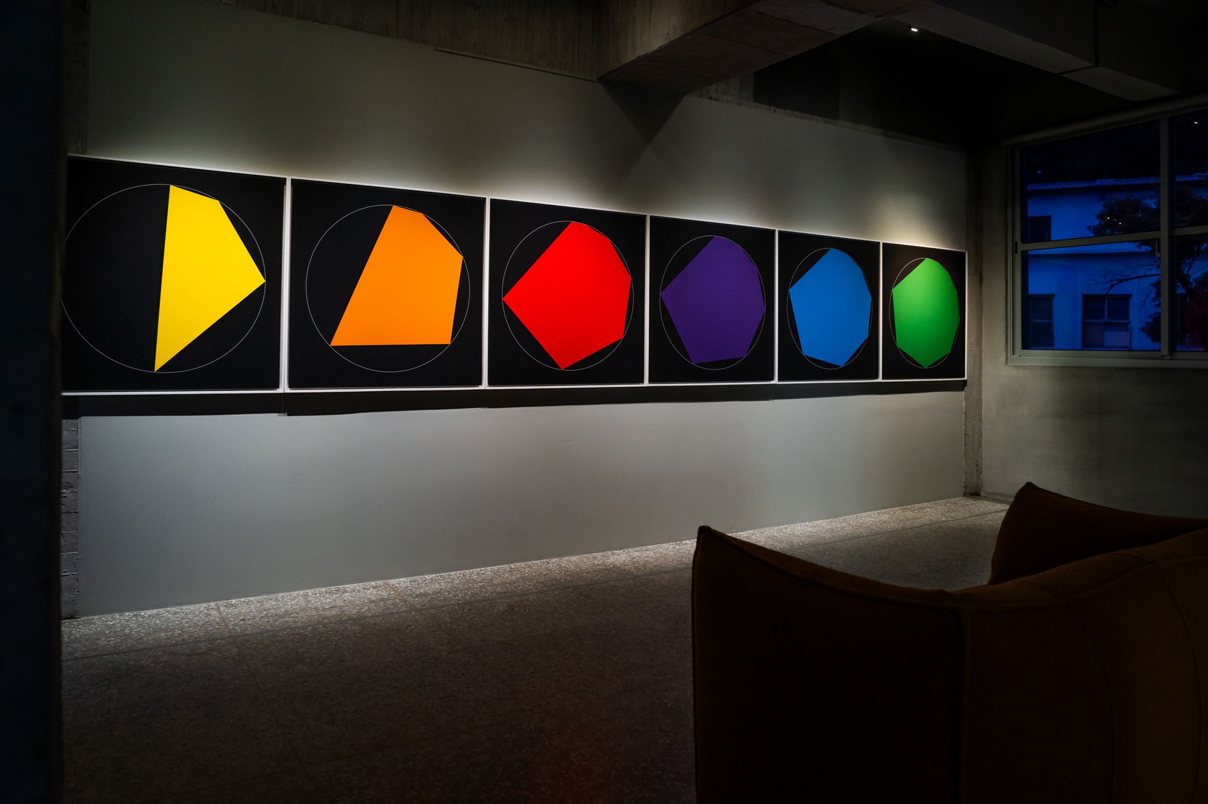 阿維亞尼過世後個人特展首站在台登場,圖為作品「圓內接漸進多邊形」。( 永添藝術提供)