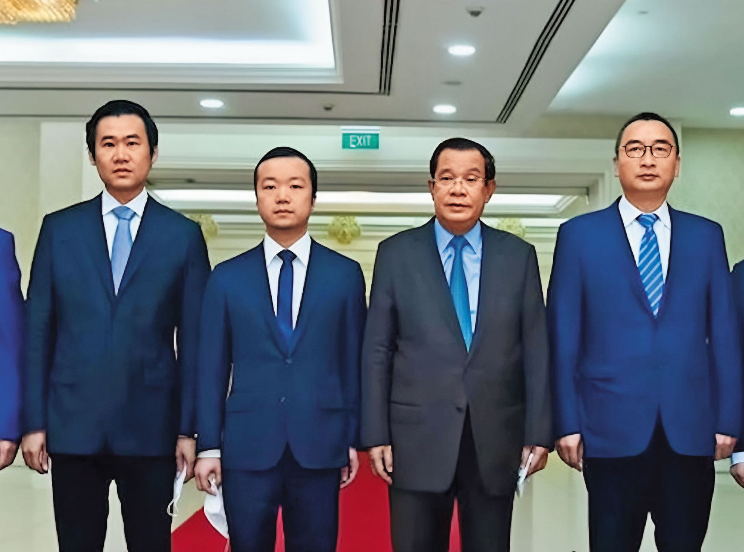 陳志（左2）叱吒柬埔寨多年，圖為他與柬國前總理洪森（右2）合照，顯見他的政商實力堅強。（翻攝畫面）