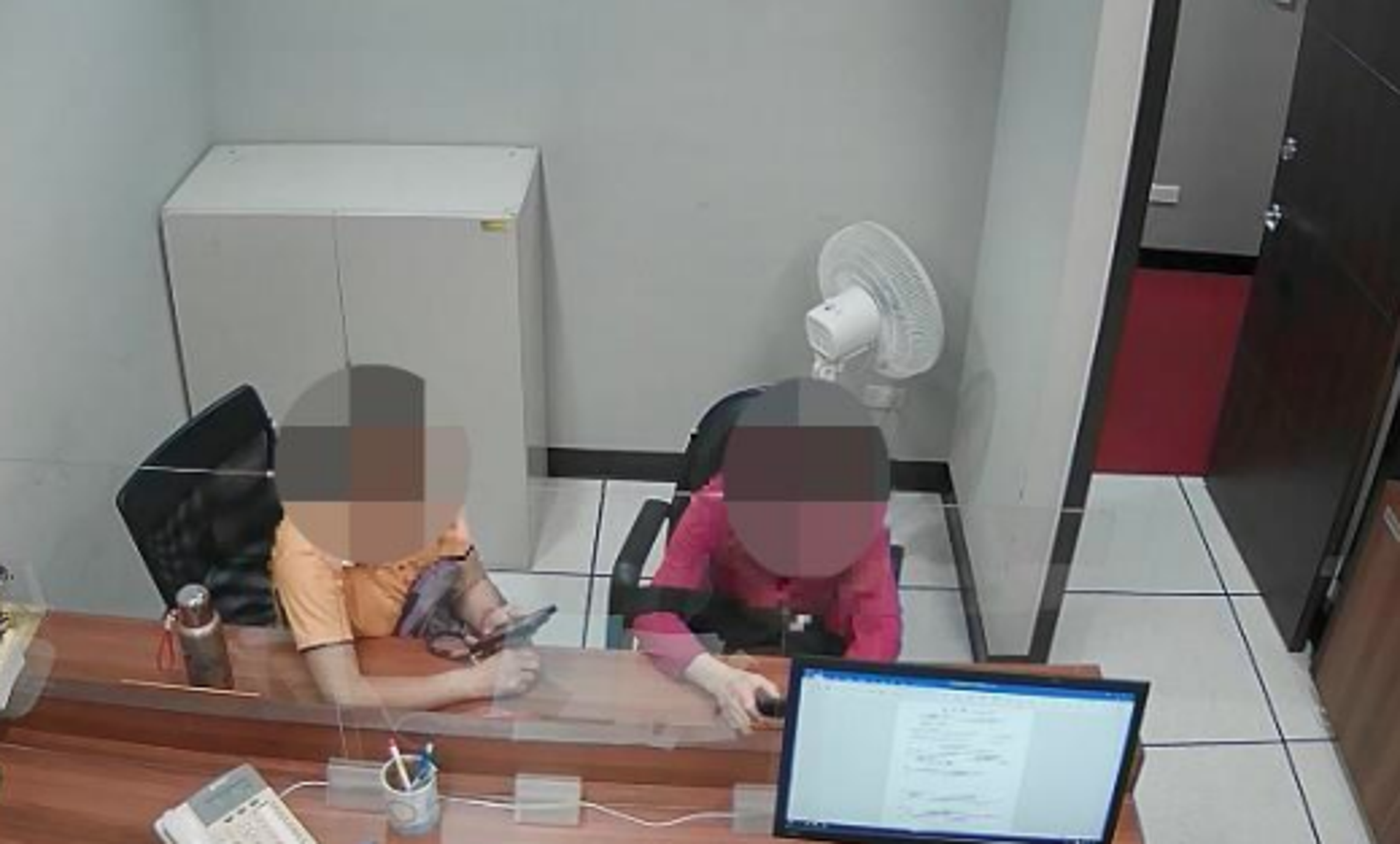 黃姓婦人(右)偕同友人到場 說明案情並繳清罰鍰。(翻攝自法務部行政執行署新北分署)