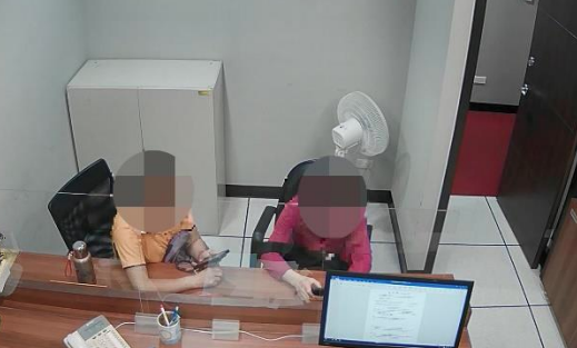 黃姓婦人（右）偕同友人到場 說明案情並繳清罰鍰。（翻攝自法務部行政執行署新北分署）