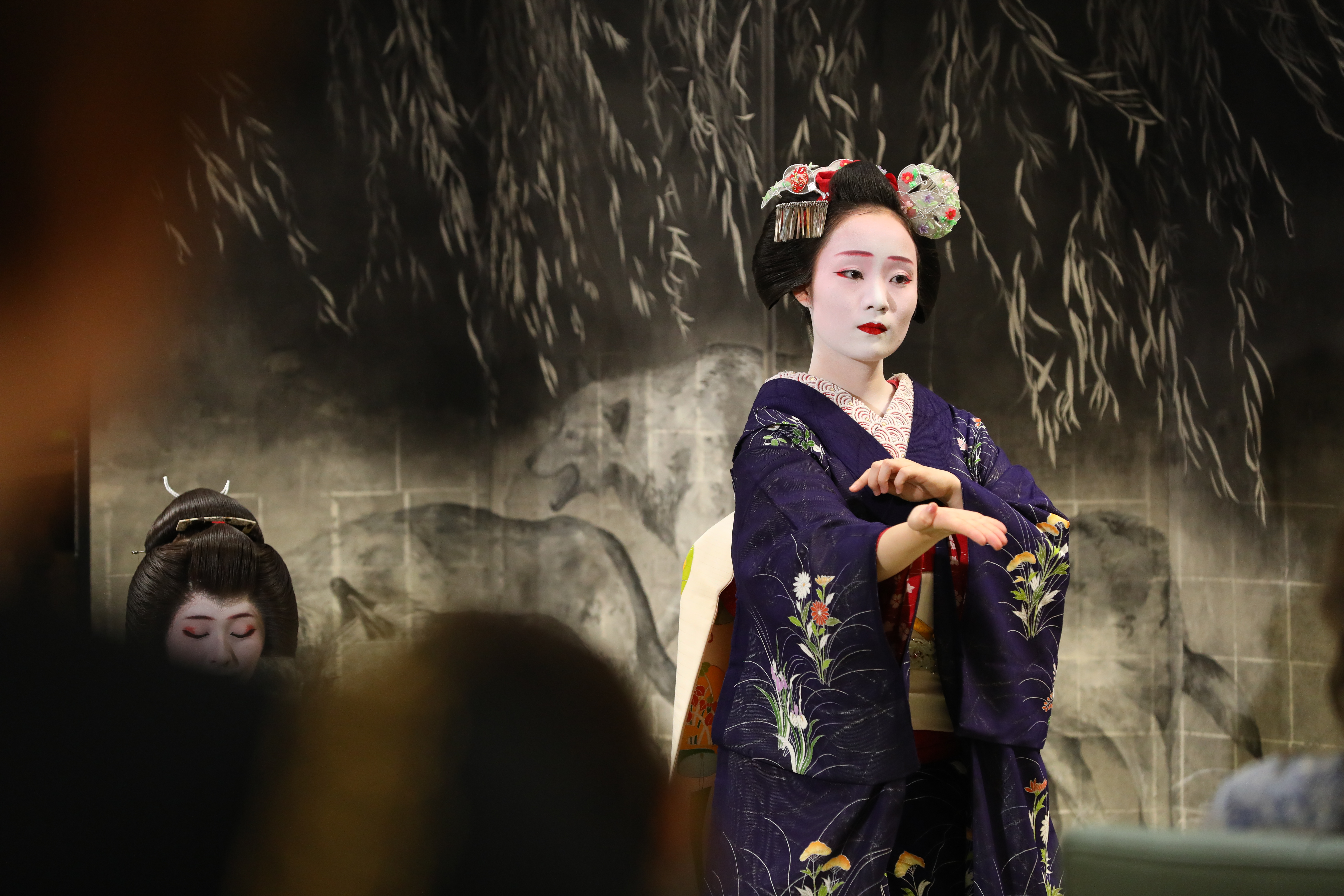 年紀最小的舞伎穗乃佳小姐在〈夏夜螢光〉中表現京都夏天夜晚的涼意與靜謐之美。
