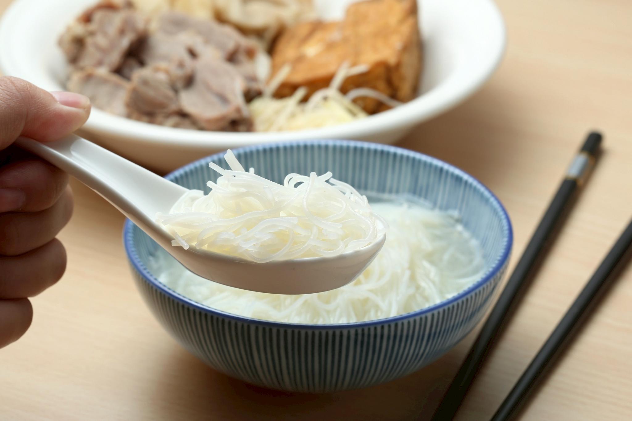 羅媽媽米粉湯是裴社長心目中東門市場的代表美食，雖然米粉湯外表樸實無華，但深藏的美味在第一口就瞬間爆發。(鏡週刊提供)
