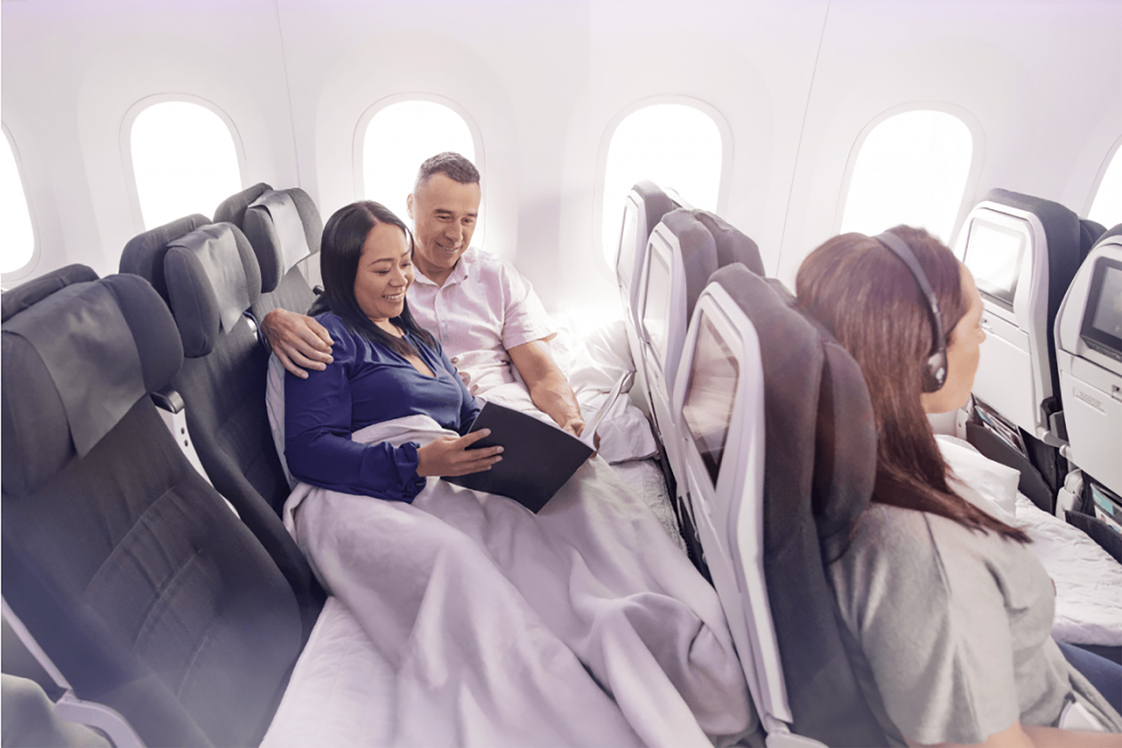 空中沙發也很適合伴侶或夫妻一起旅行時購買，一組的機票價位約為兩個經濟艙價格。（紐西蘭航空提供）
