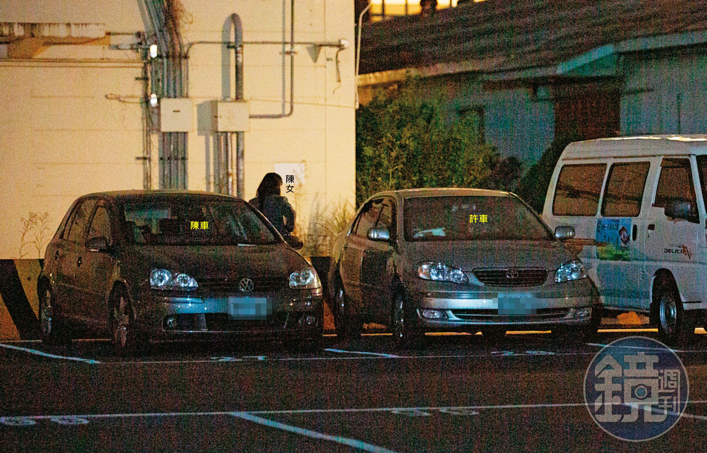 11/20 19:16,陳女開自己的車到停車場後,進入許朝程的車後座,許車的擋風玻璃已用大傘遮住。