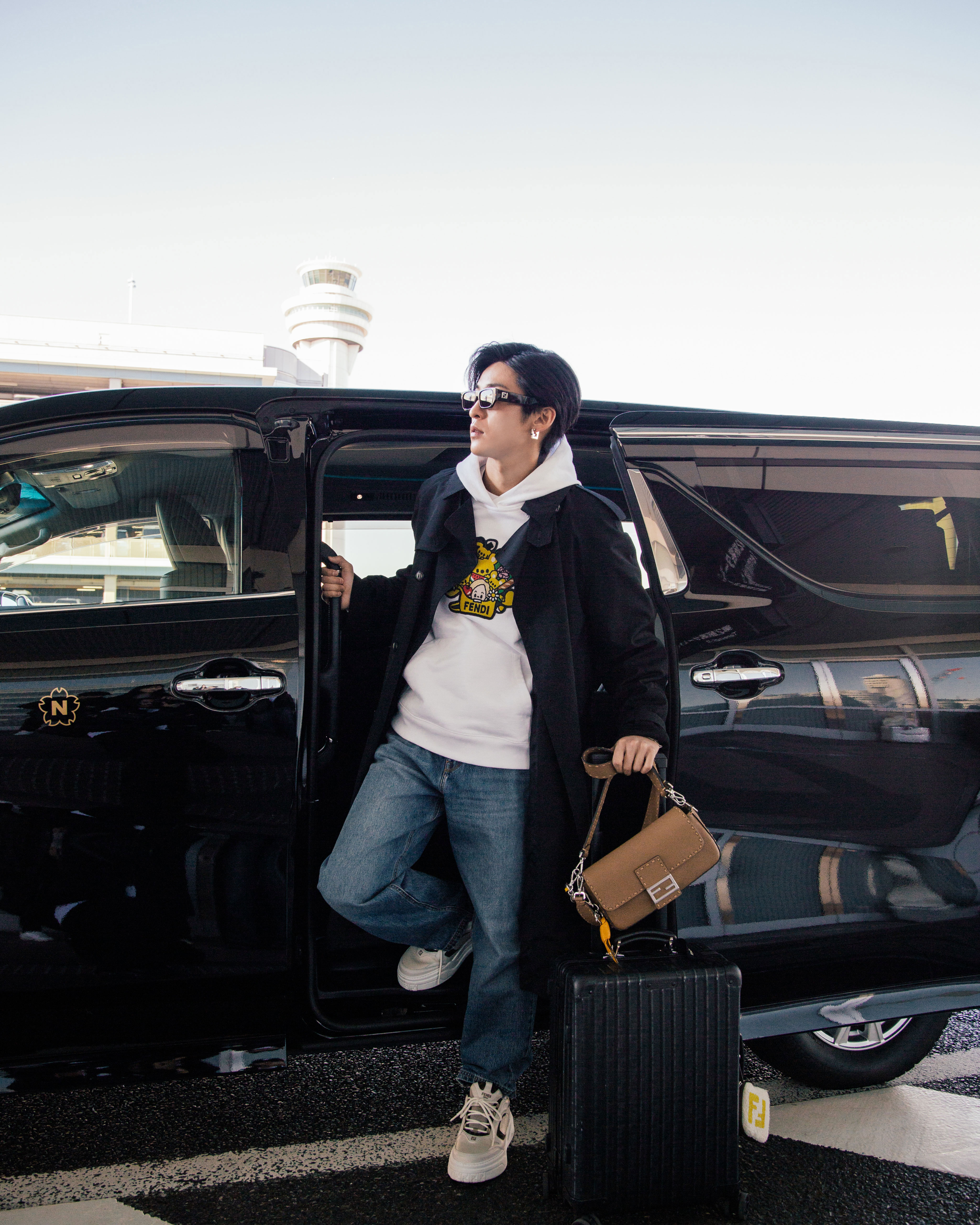 目黑蓮以羊毛繫帶式風衣NT$134,000、Silvia and the Baguette刺繡衛衣NT$44,800、刷色牛仔褲NT$35,400、厚底休閒鞋NT$32,000、Selleria縫線工藝小牛皮Baguette NT$134,000、FF LOGO羔羊絨吐司造型掛飾包NT$24,200，展現童趣。（FENDI提供）