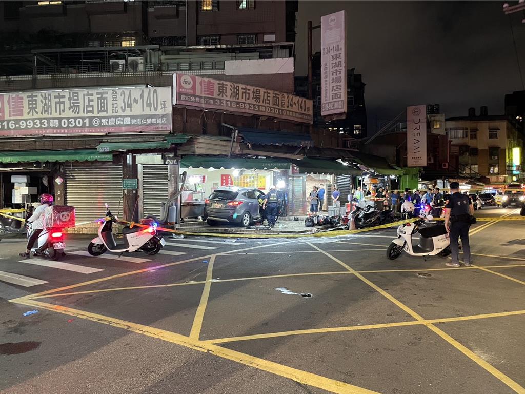 一名15歲少年駕著外公的休旅車上路，疑速度過快失控，衝撞進東湖市場的一家臭豆腐店。（翻攝畫面）