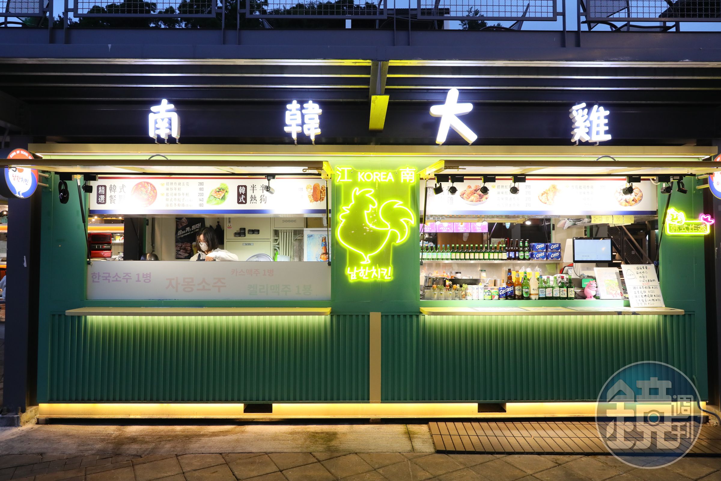 「南韓大雞」標榜出自韓國廚師的好手藝，韓式炸雞、炸五花肉、辣炒年糕等都很受歡迎。