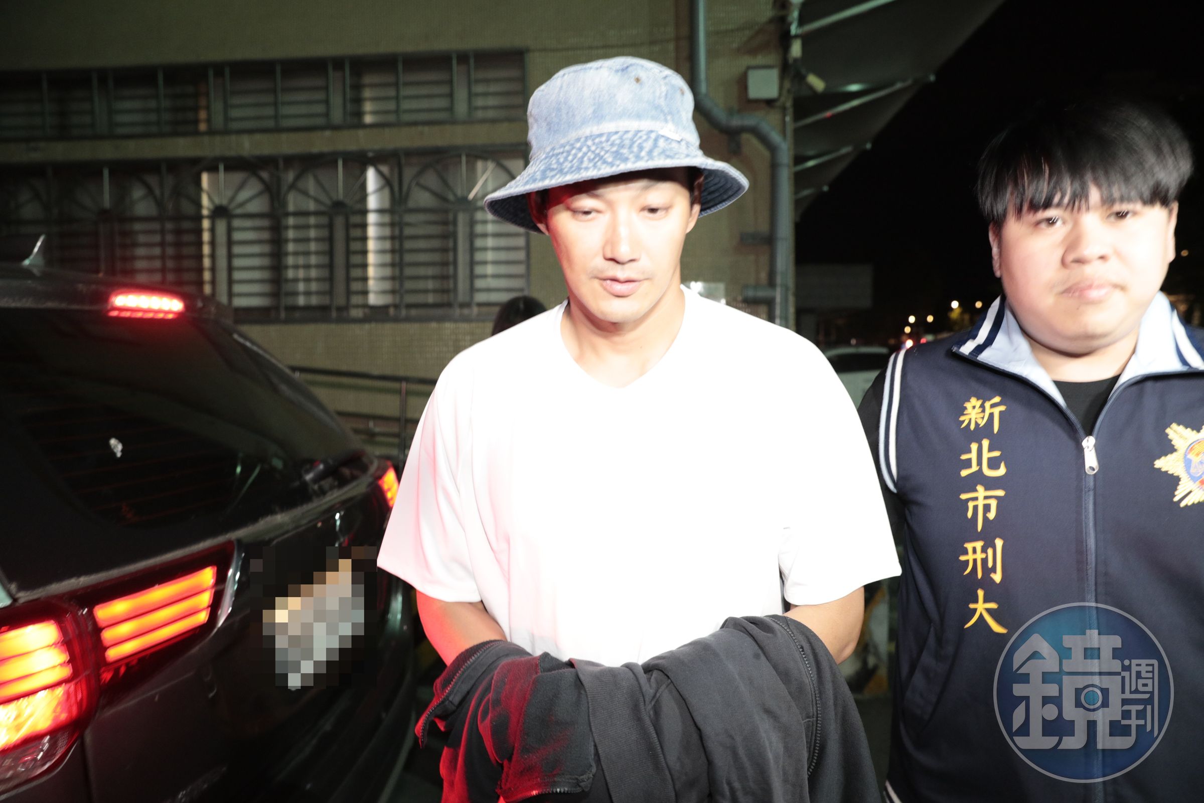 威廉雙手上銬再移送新北地檢署複訊，今日凌晨以50萬元交保。