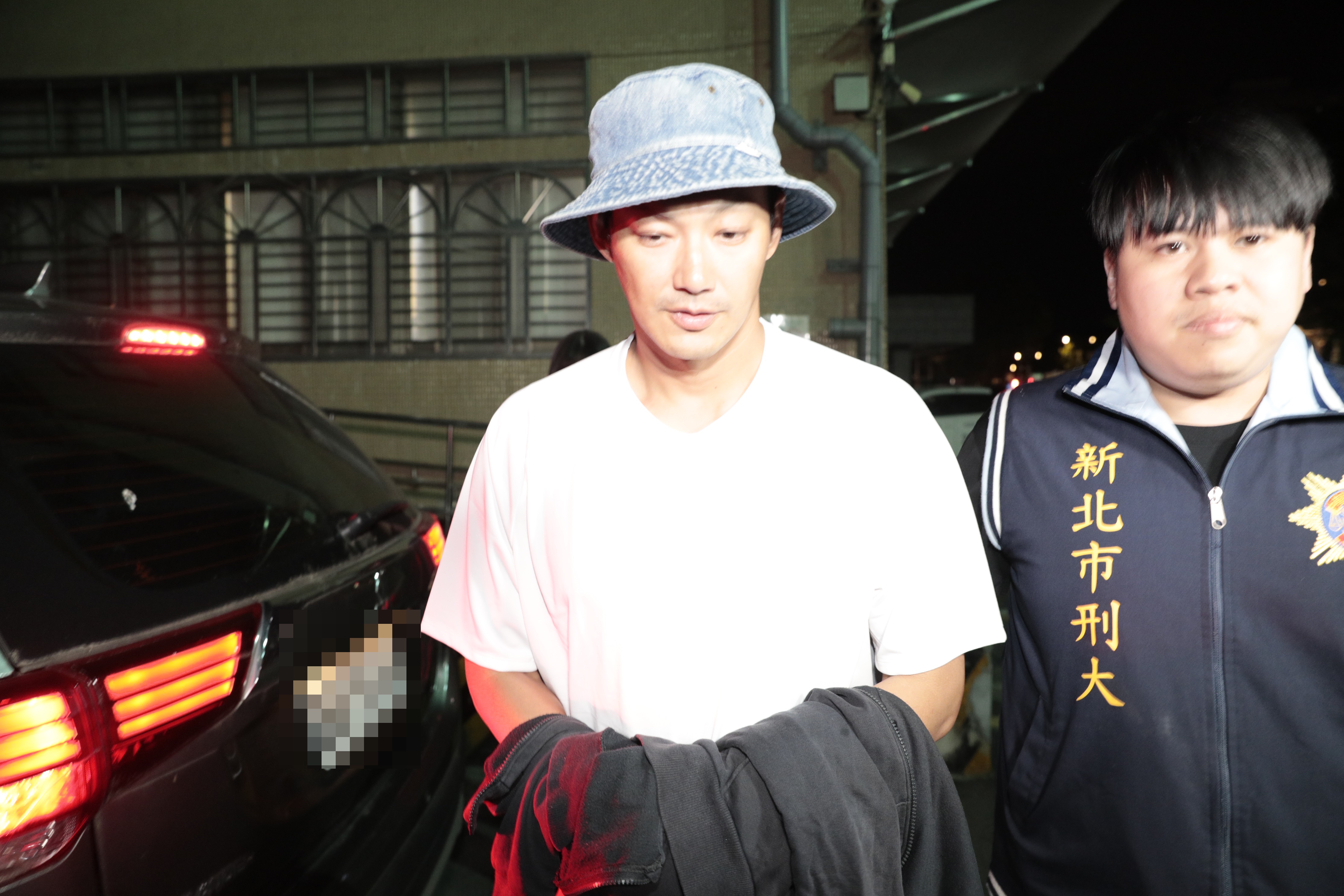 威廉雙手上銬再移送新北地檢署複訊，今日凌晨以50萬元交保。