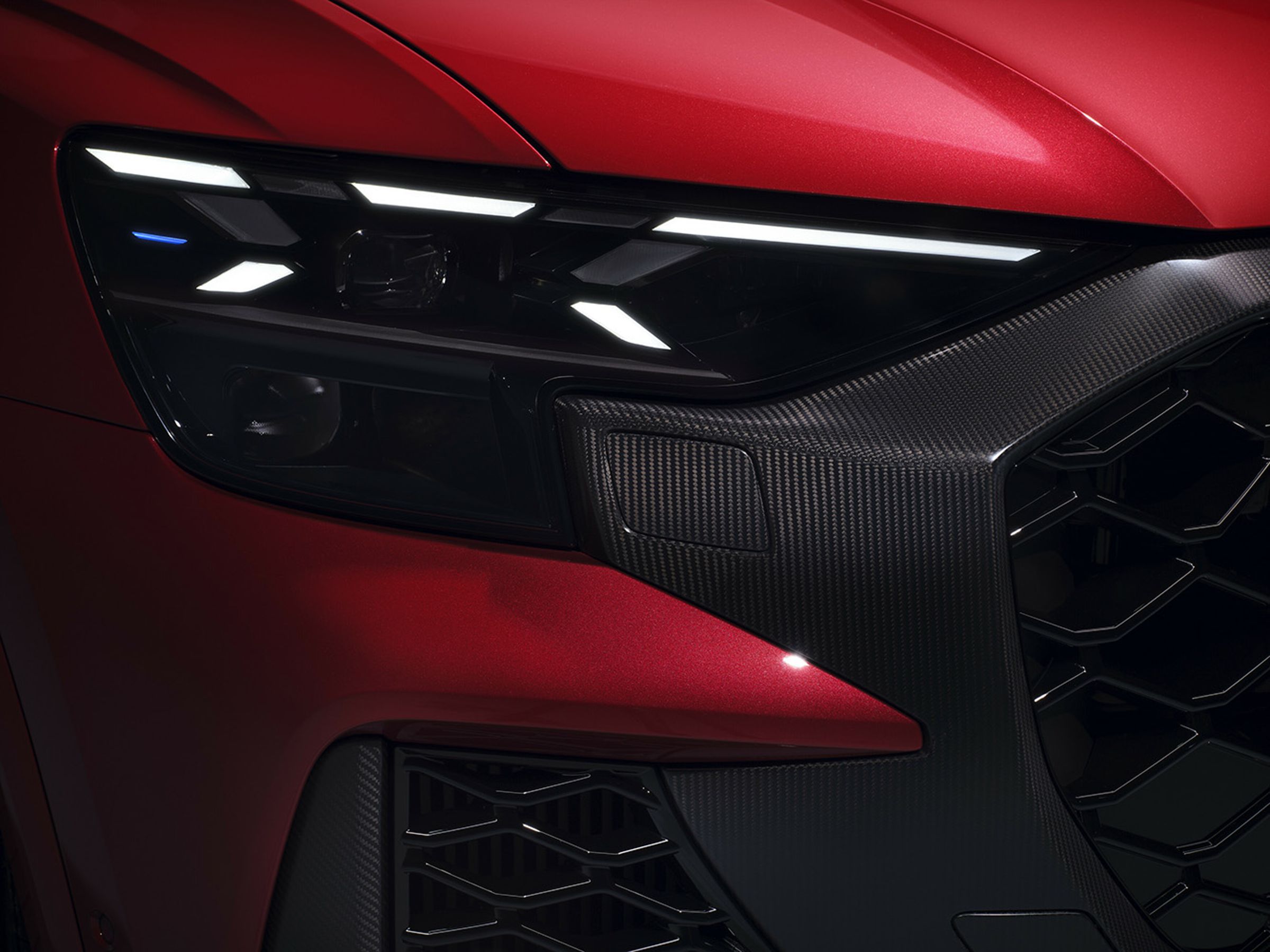 車輛配備標配Matrix 矩陣式LED 極光頭燈組、RS 專屬 LED 迎賓燈。