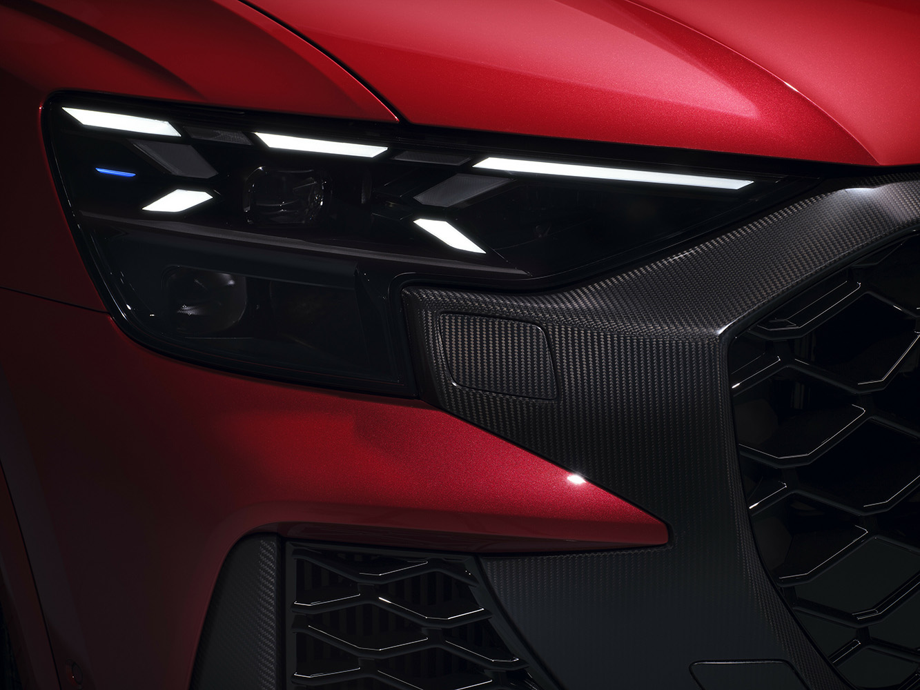 車輛配備標配Matrix 矩陣式LED 極光頭燈組、RS 專屬 LED 迎賓燈。