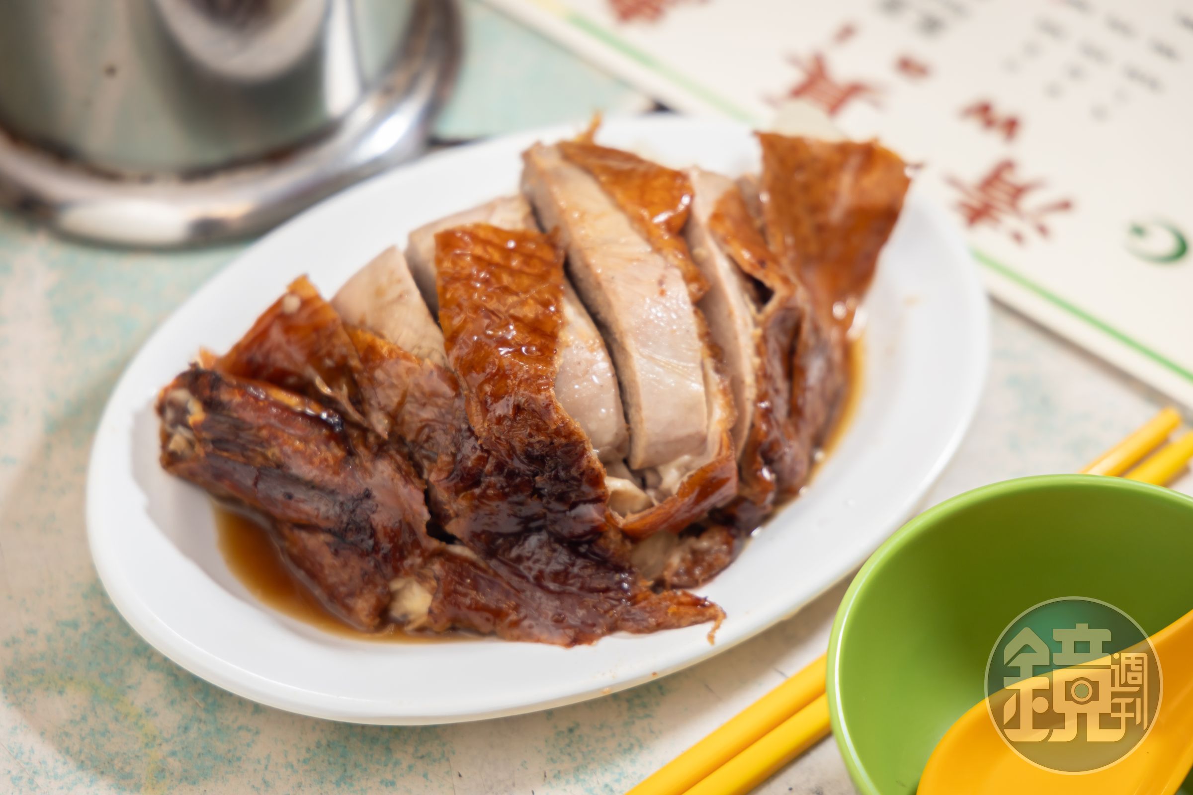 「馳名掛爐燒鴨」鴨皮焦脆、肉質軟嫩，比外面有些燒味專門店做的還好吃。（港幣48元／小份）