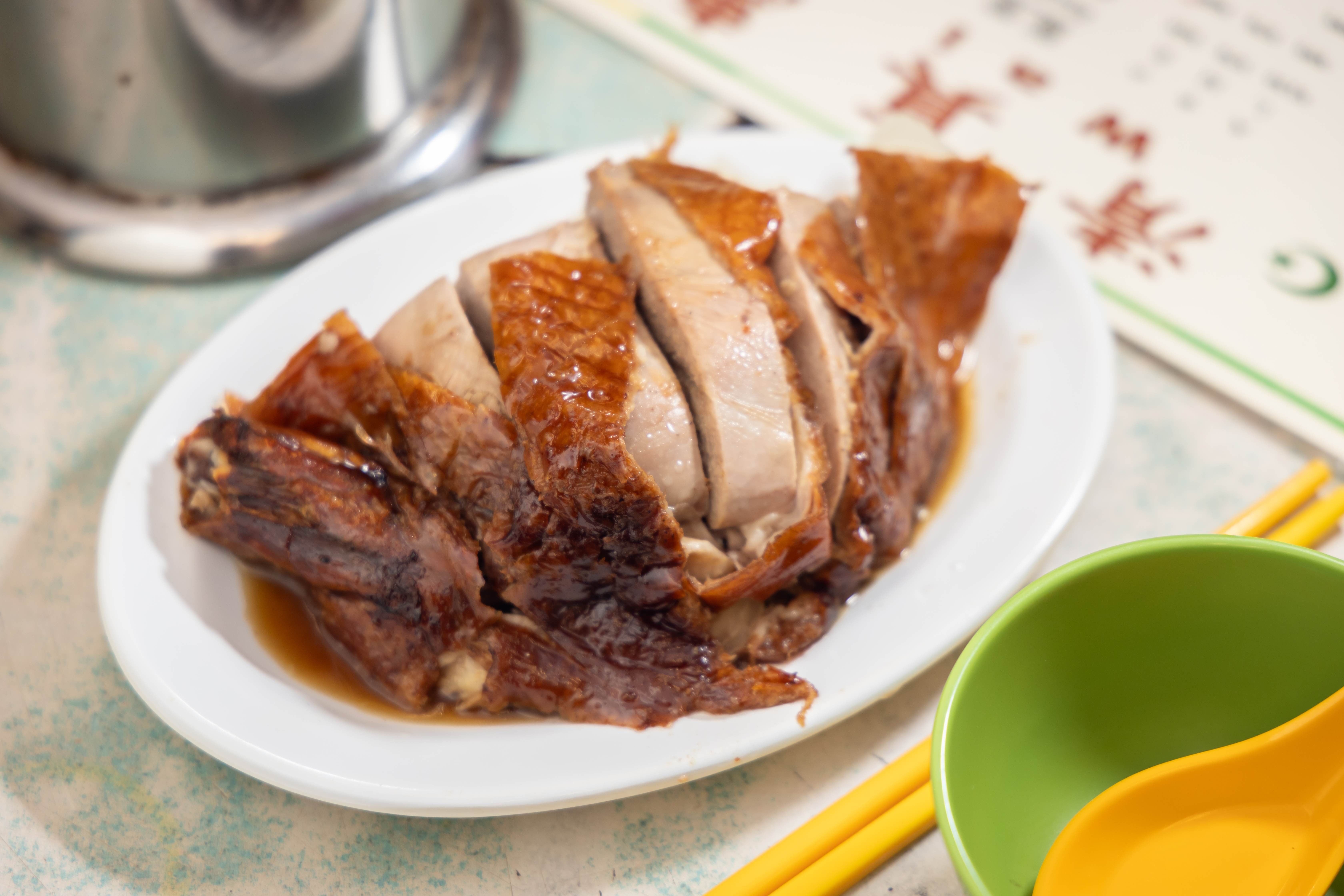 「馳名掛爐燒鴨」鴨皮焦脆、肉質軟嫩，比外面有些燒味專門店做的還好吃。（港幣48元／小份）