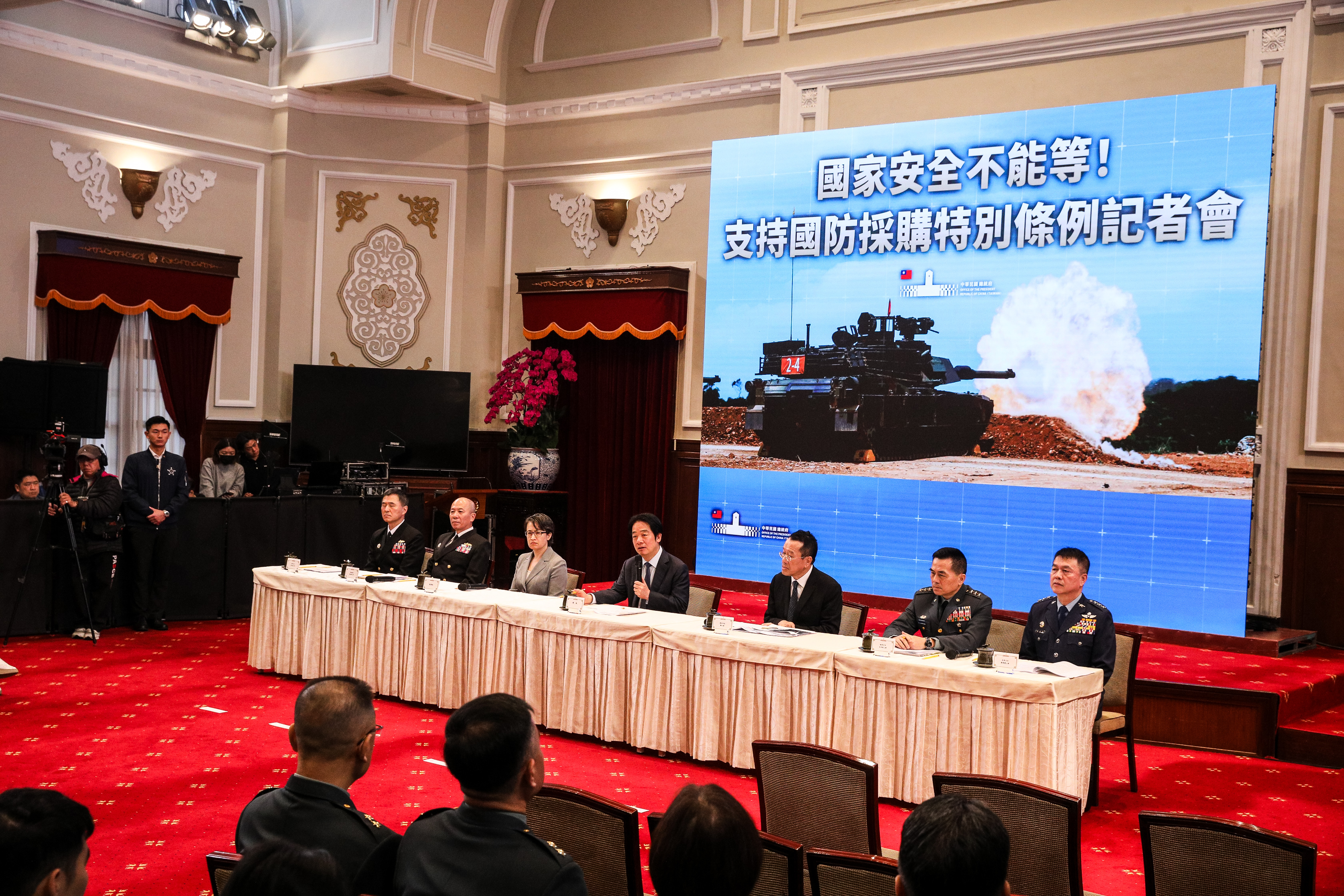 賴清德今與國防部長顧立雄、參謀總長梅家樹等人共同召開記者會，呼籲支持國防採購特別條例。（鏡報鄒保祥）