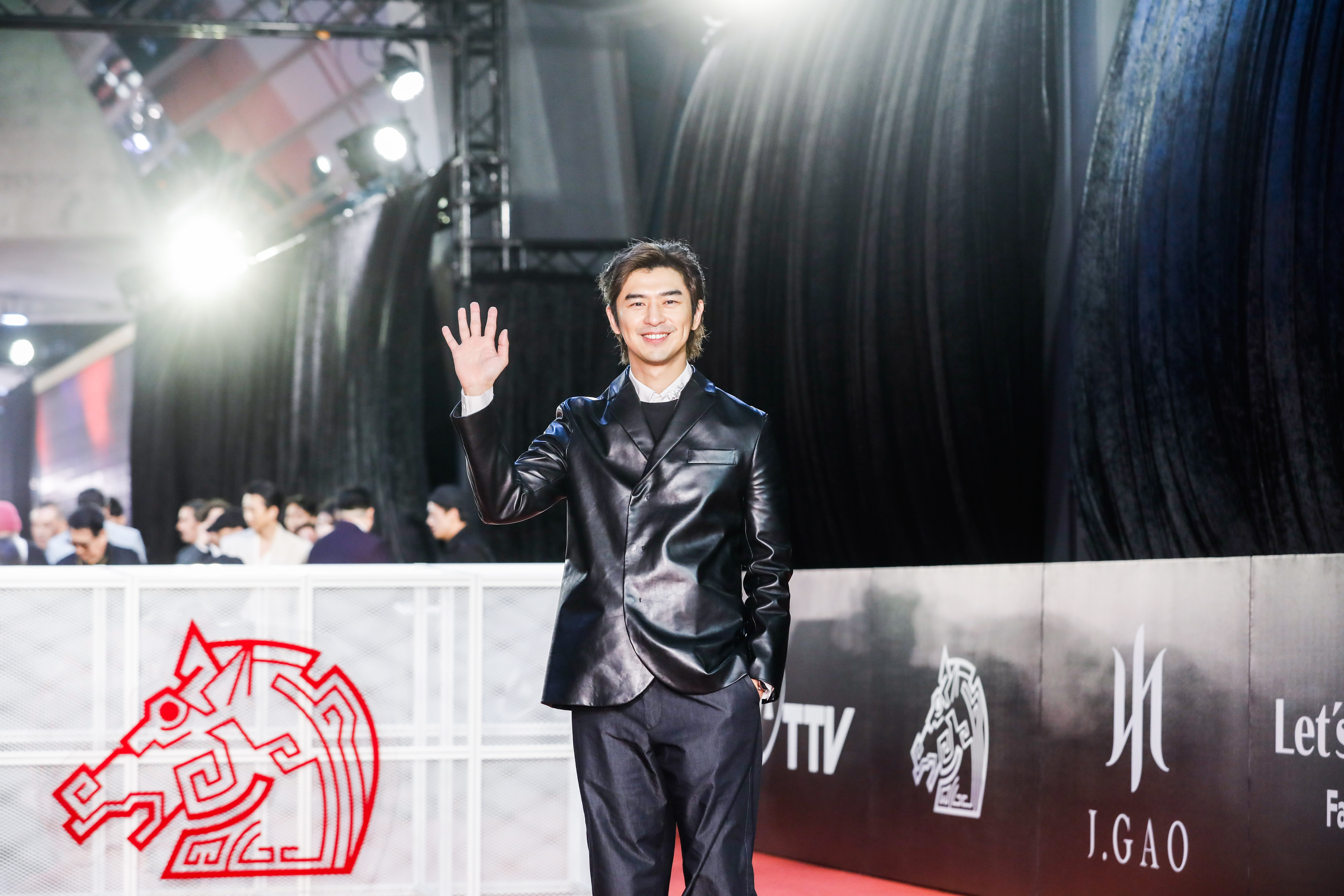 陳柏霖以頒獎人身份踏上紅毯，身上行頭為petet wu：啞黑色訂製西裝外套NT$200,000、Techno denim寬管褲NT$23,500、霧白色Tailored shirt NT$18,000、黑色sleeveless jersey NT$5,350。