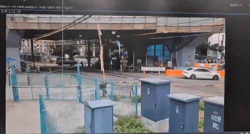 恐怖畫面曝光!首爾高架橋拆除坍塌事故已奪3命 5旬男遭車壓重傷不治