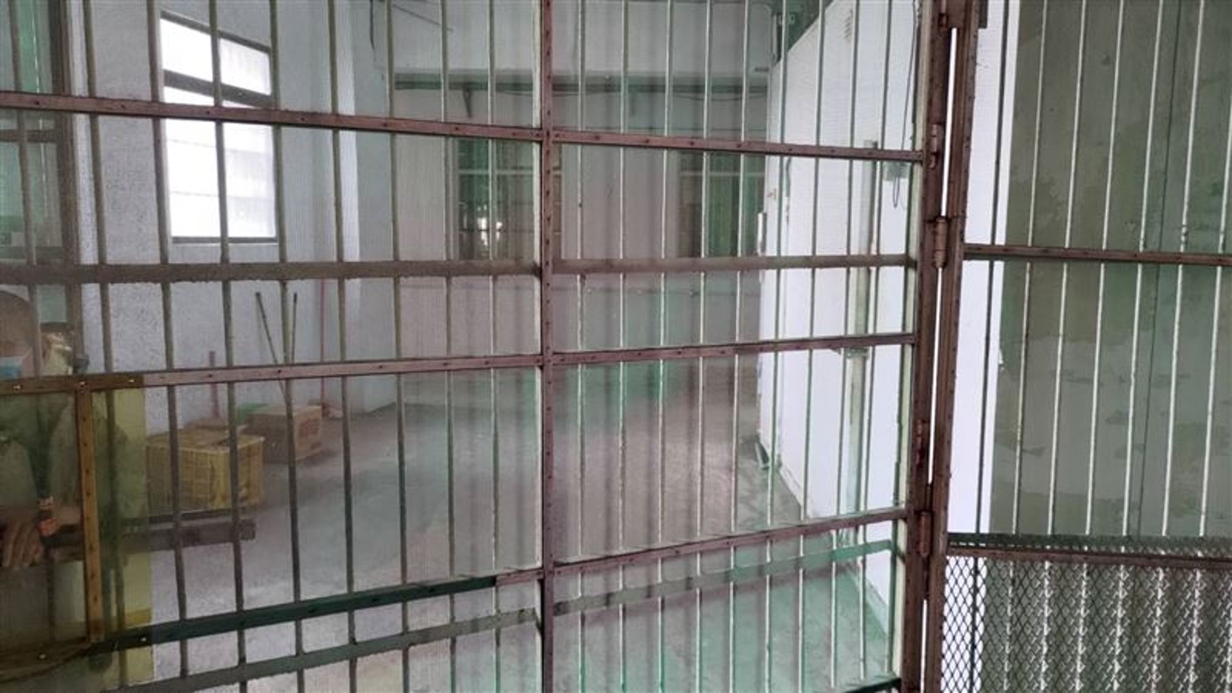 龍發堂早已被衛生局強制介入要求停擺，後來卻仍暗中收容堂眾，直到2023年衛生局突襲檢查才揭露黑幕。（翻攝畫面）