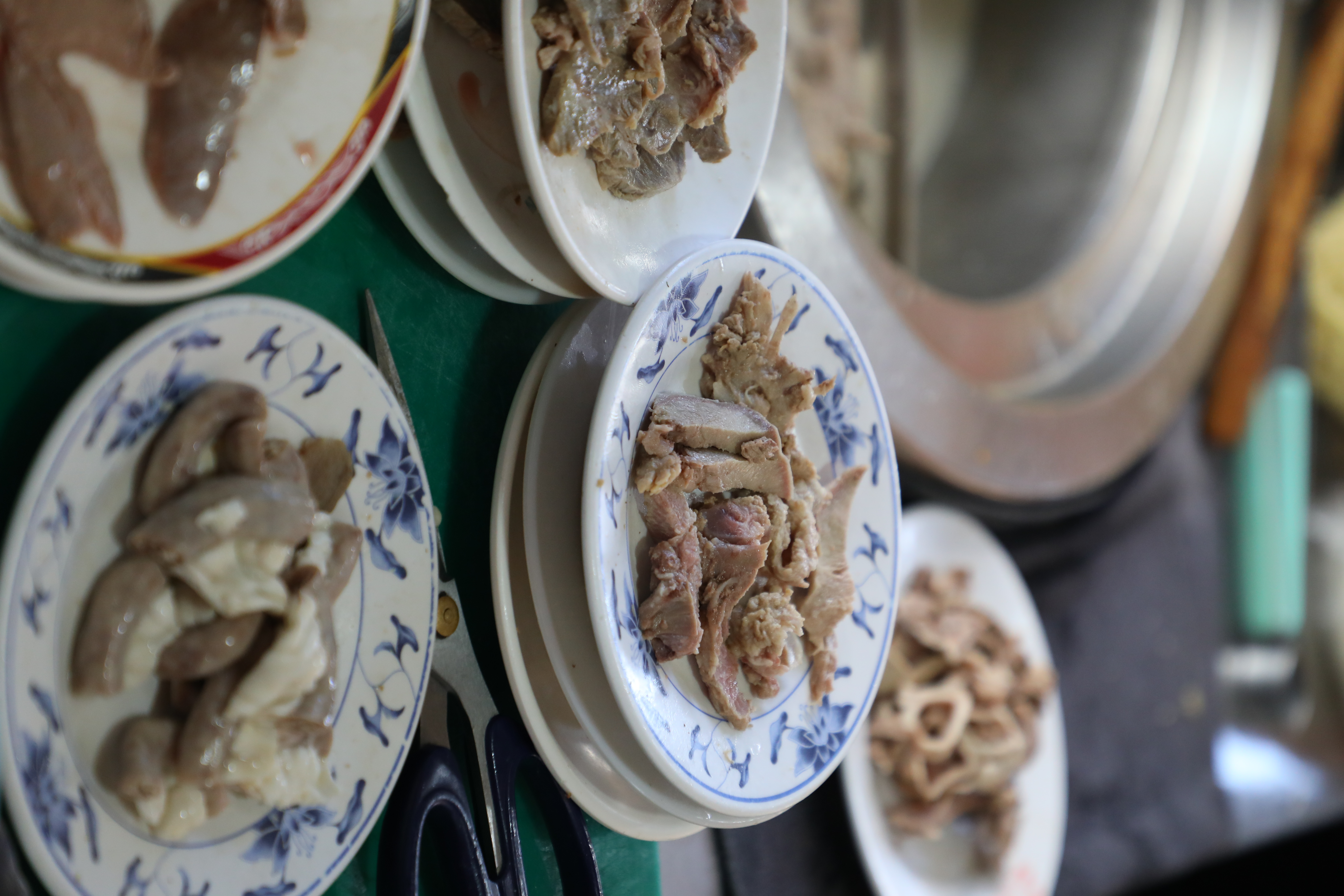 萬來的切盤小菜才是重頭戲，粉腸、生腸、肝連肉、豬心都是熱門招牌。