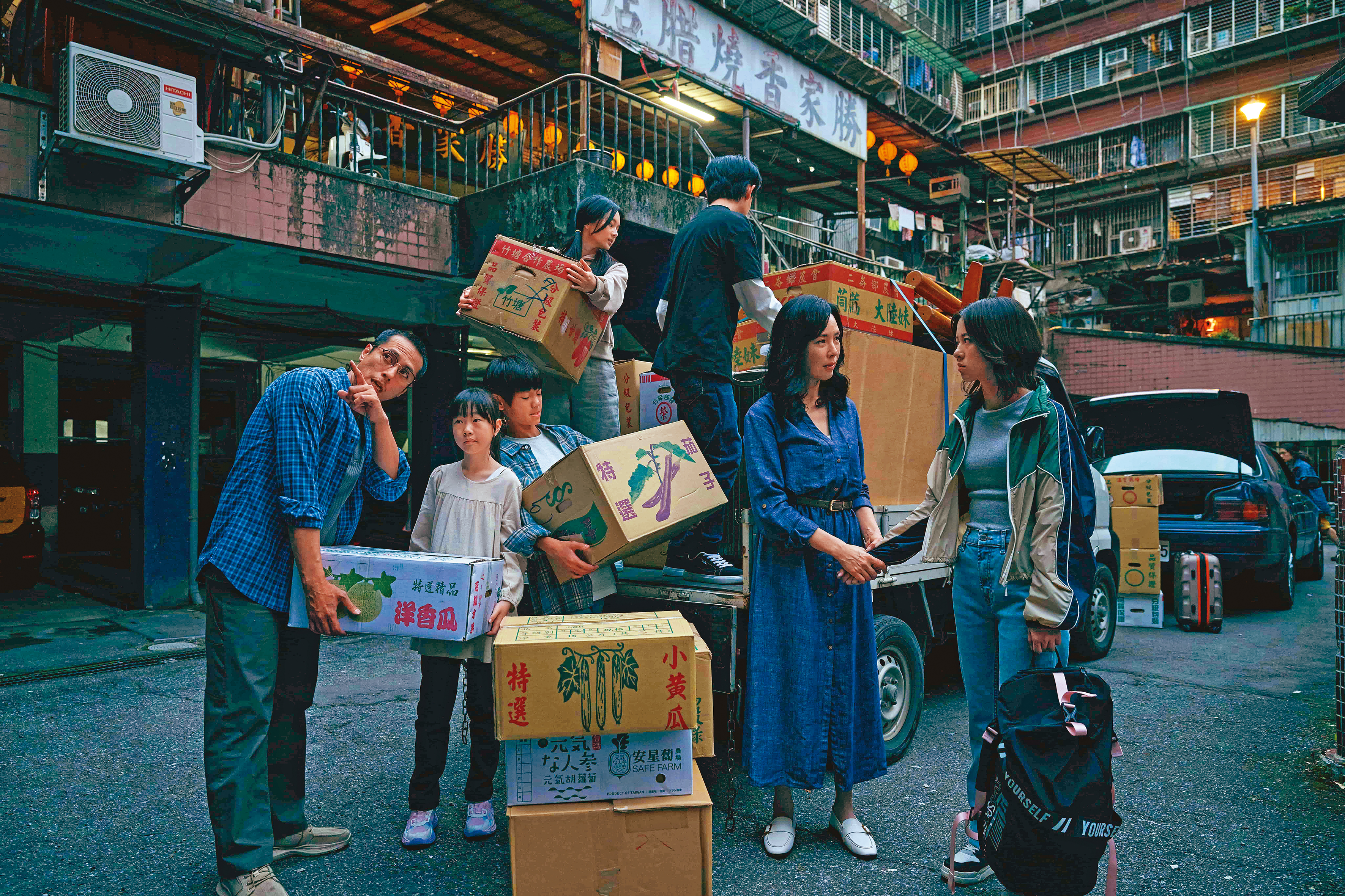 天心（右二）笑說，電影《祭弒》的外景地，既是老屋、鐵窗、巷弄又狹窄，在她韓國老公的眼中，是十分的「台灣感性」。（威視電影提供）
