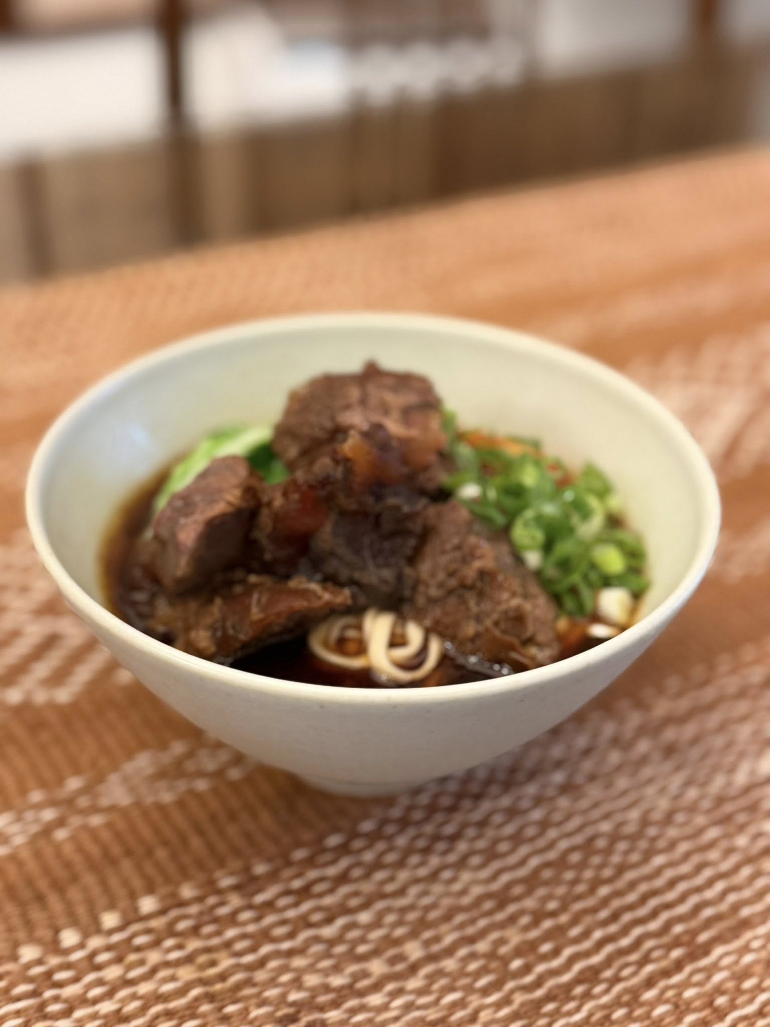 一碗家常牛肉麵上桌,看看這湯頭漂亮的色澤,牛腱也滷得很美。