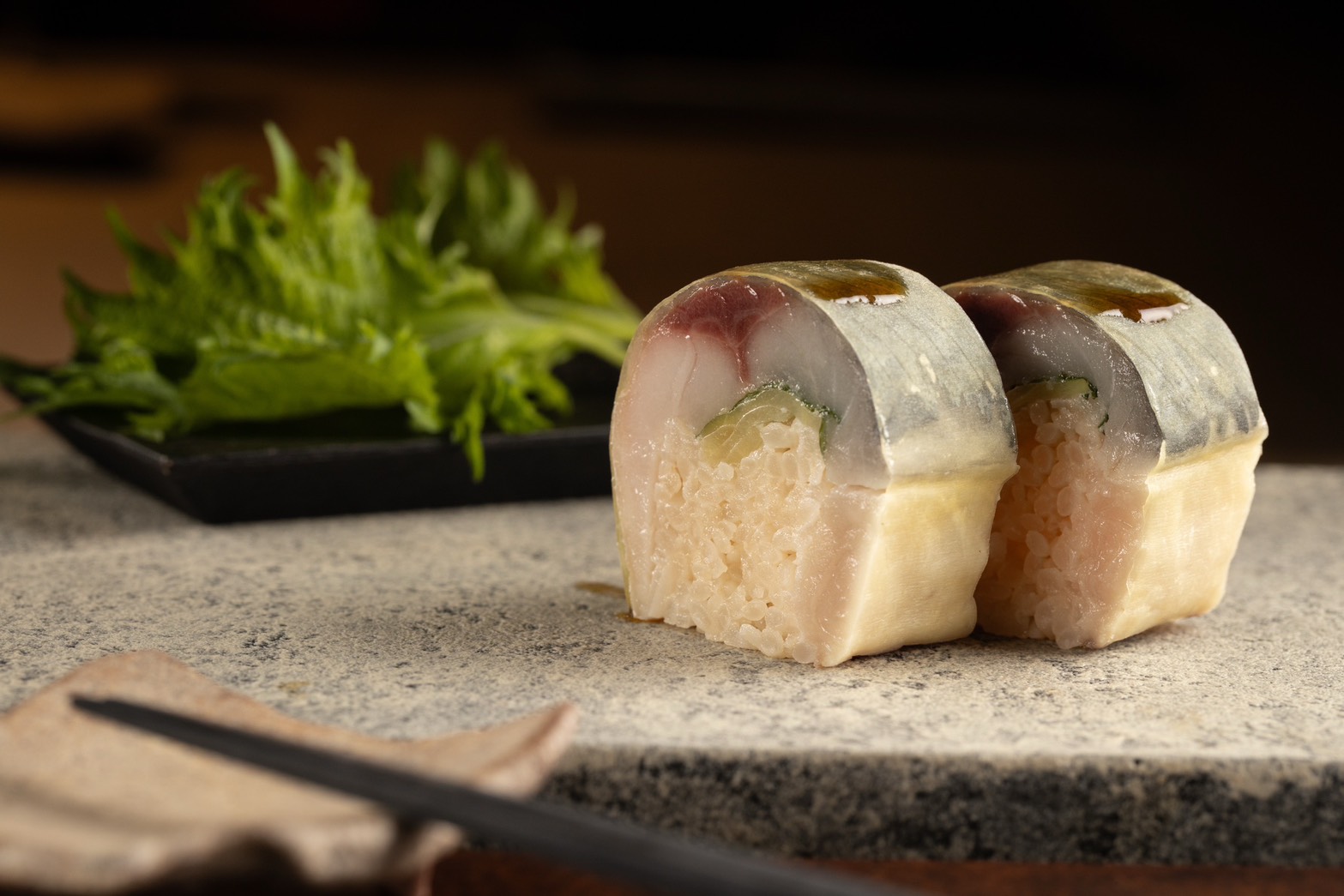 「鯖魚」棒壽司以醋飯、紫蘇葉、薑片巧妙使油脂感更加柔和。