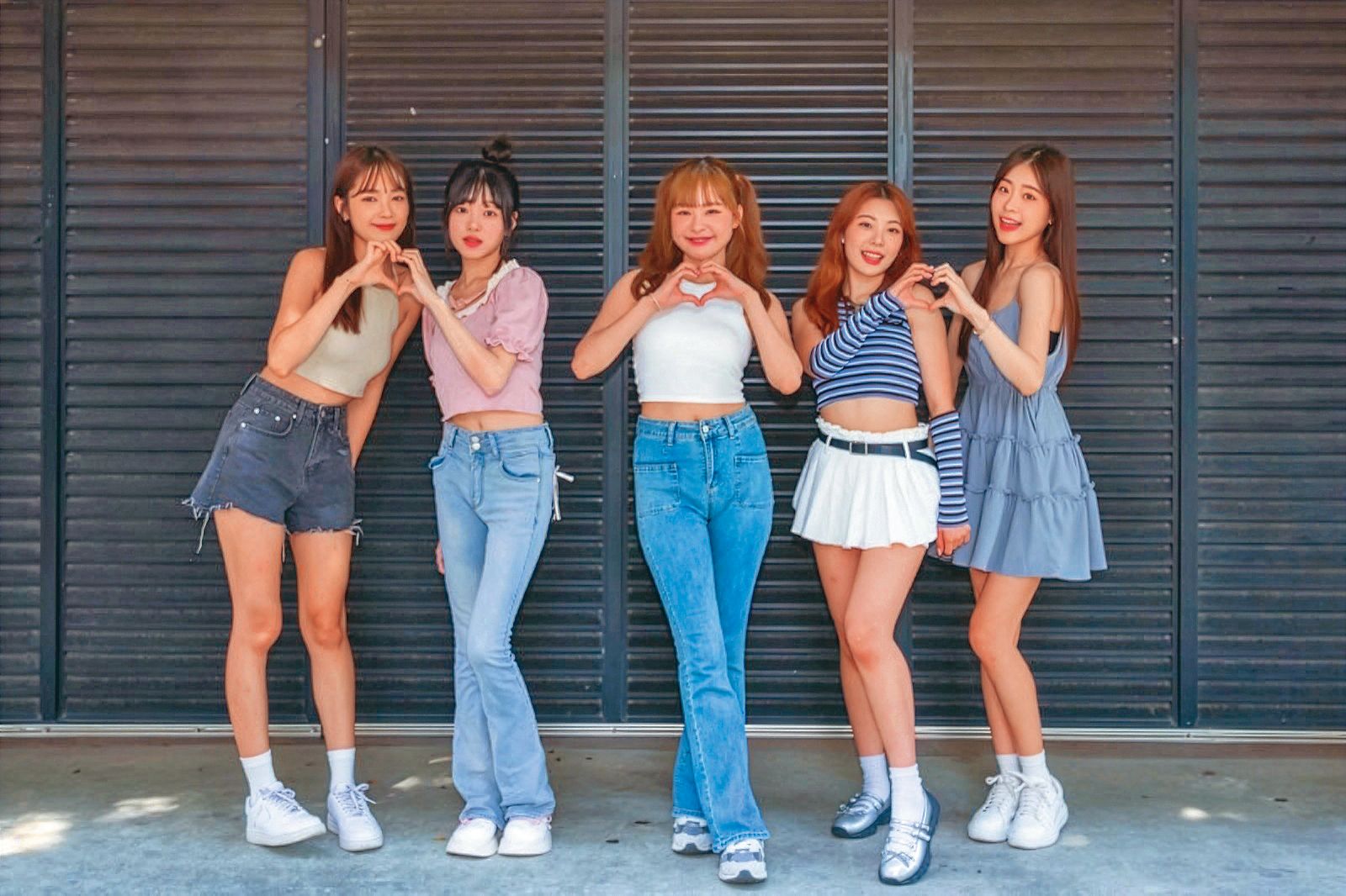 2年前柳柳（右一）曾與林佑珊（左起）、鄒鄒、林子珊、姵宸參加小龍女徵選活動，如今傳出約滿不續。 （莉奈享務所提供）