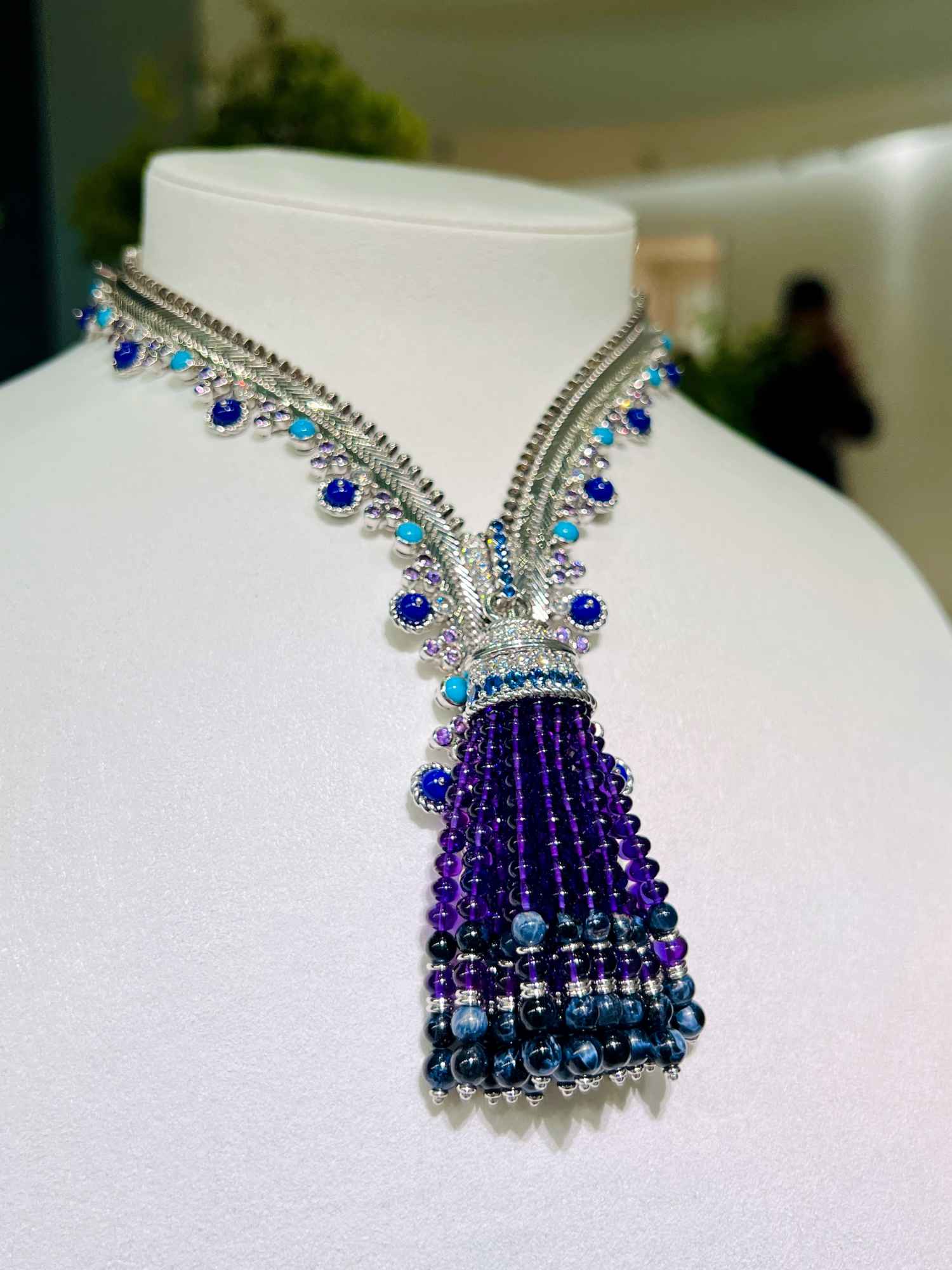 梵克雅寶 Van Cleef & Arpels Signature 高級珠寶系列 Zip Antique Bouquet vénitien 項鍊,可轉換為手鍊;18K白金製作,搭配藍色與淡紫色藍寶石、紫水晶、綠松石、青金石、彼得石與鑽石。參考價格NT$ 25,200,000。