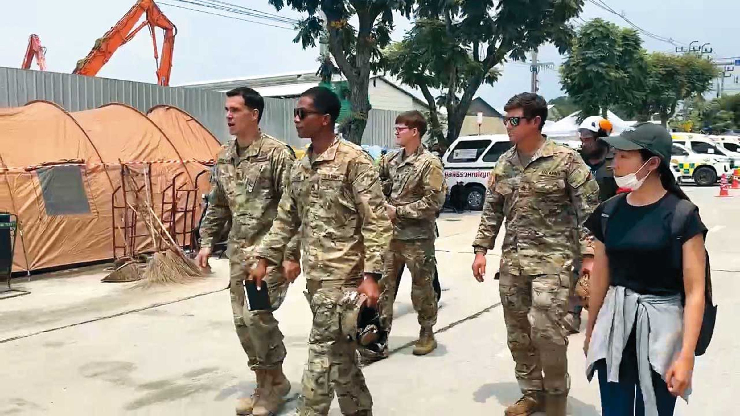 美軍抵達泰國曼谷塌樓現場勘查,並與泰國政府人員交換意見。(翻攝畫面)