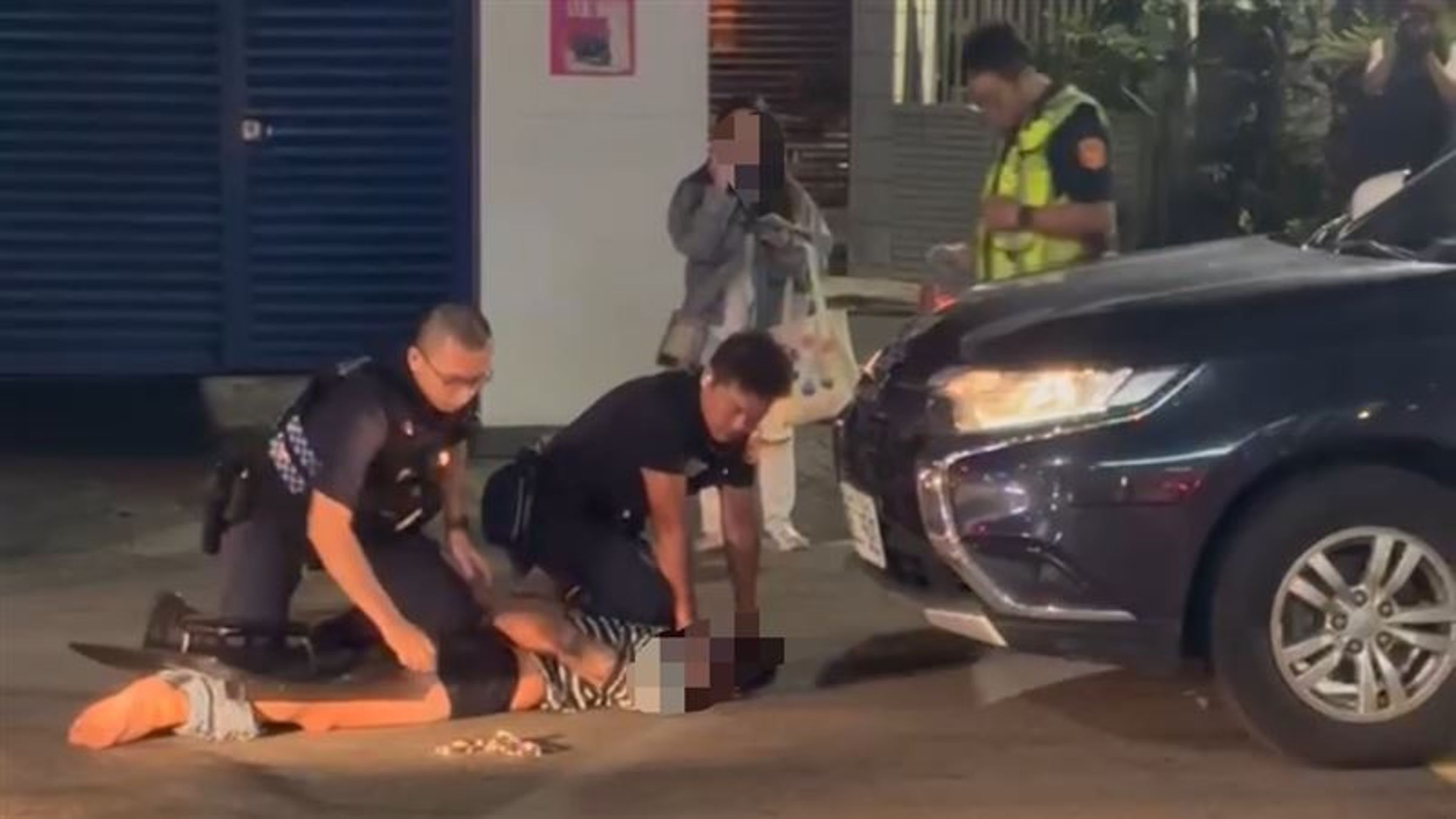 賓士男情緒非常不穩,一度失控咆哮,警方噴灑辣椒水將其壓制。(翻攝畫面)