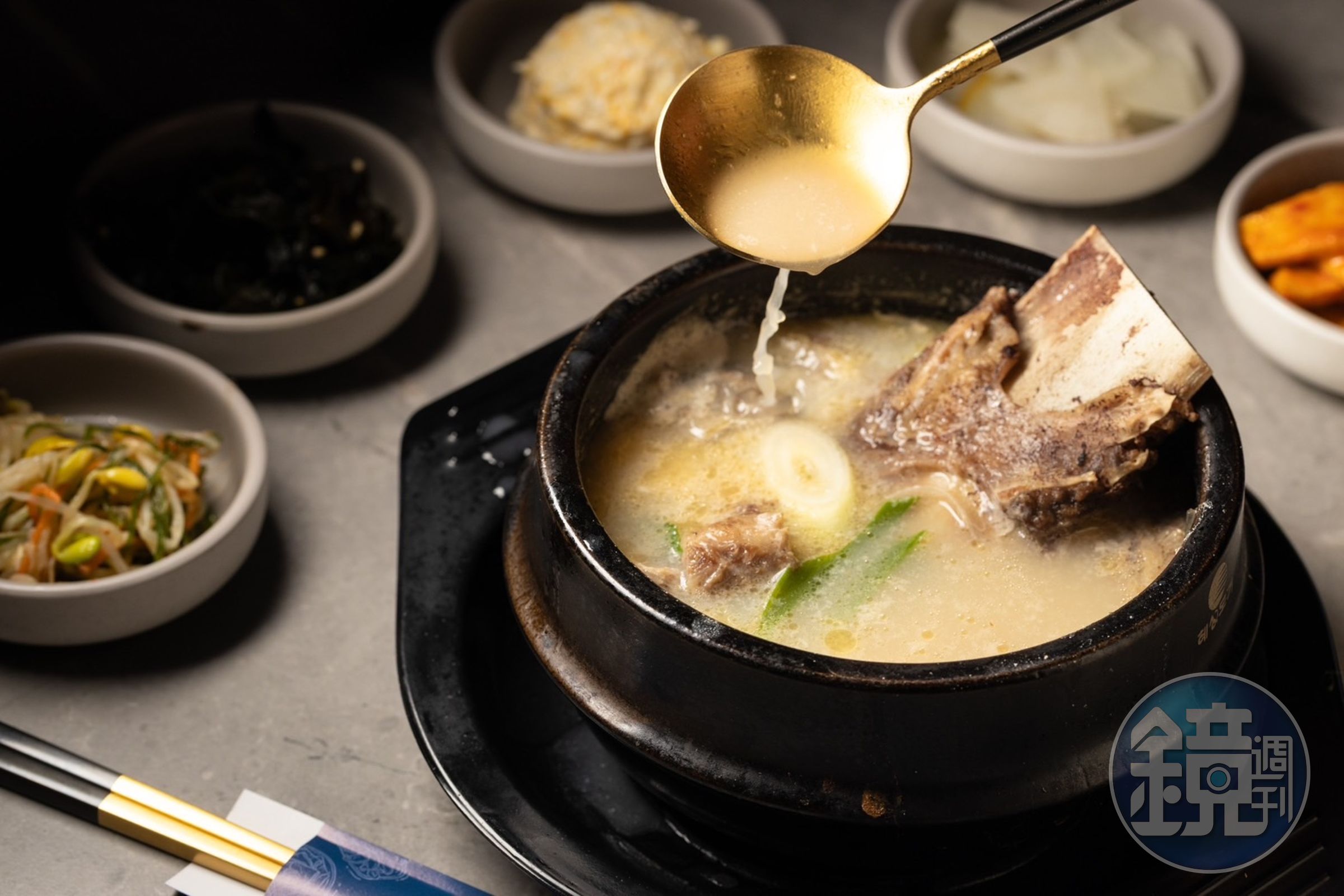 套餐包含的韓鍋除了基本款的泡菜豆腐鍋,也能加價享用醇厚潤口的「雪濃牛骨鍋」。(套餐可加價更換89元/份)