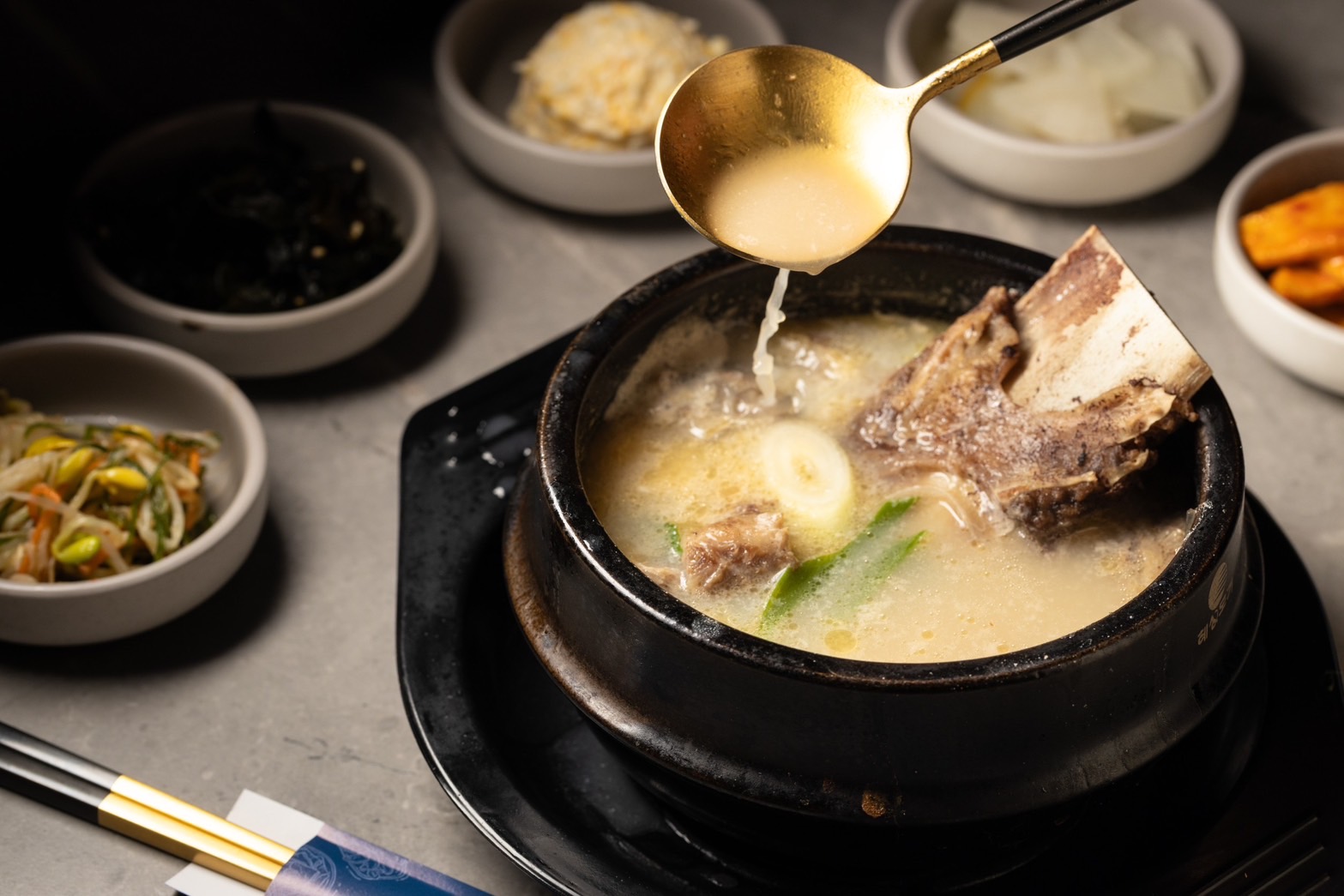 套餐包含的韓鍋除了基本款的泡菜豆腐鍋，也能加價享用醇厚潤口的「雪濃牛骨鍋」。（套餐可加價更換89元／份） 