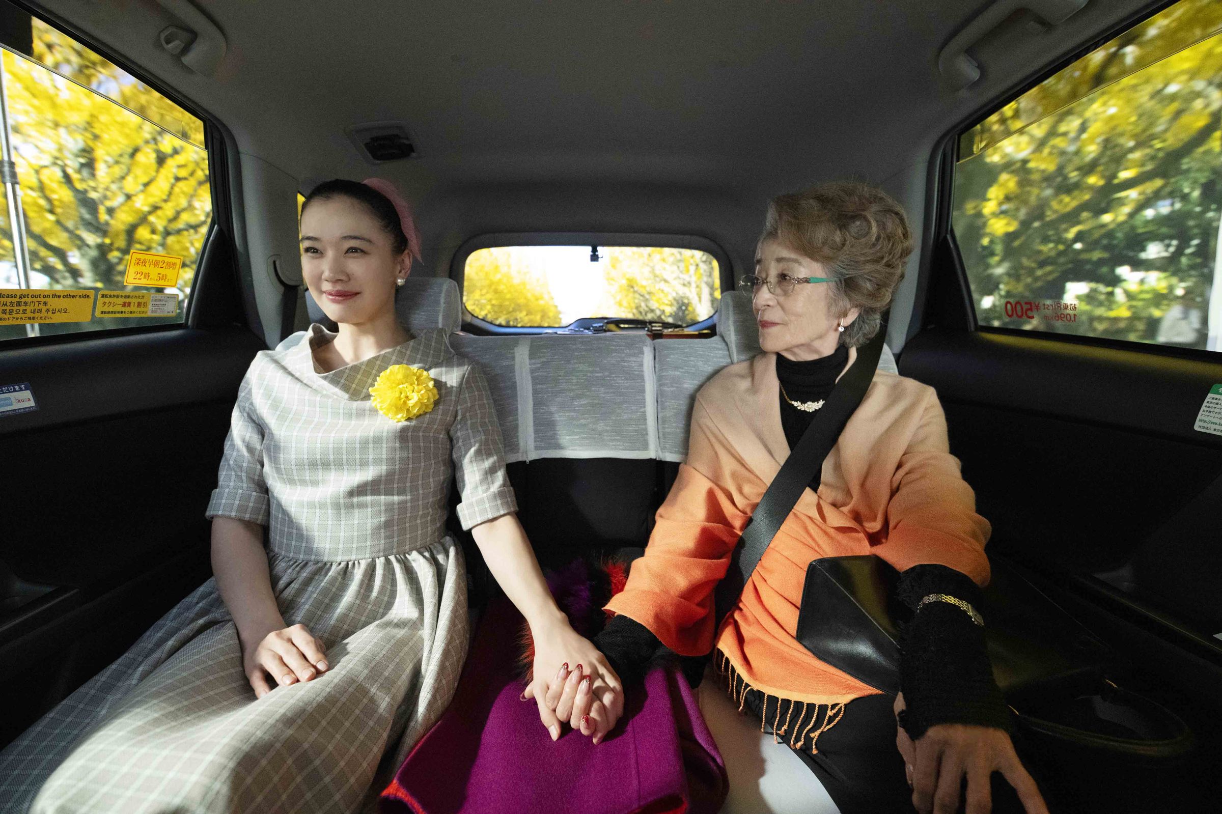 蒼井優(左)在《東京計程車》飾演倍賞千惠子(右)的年輕時期,備感榮幸。(天馬行空提供)