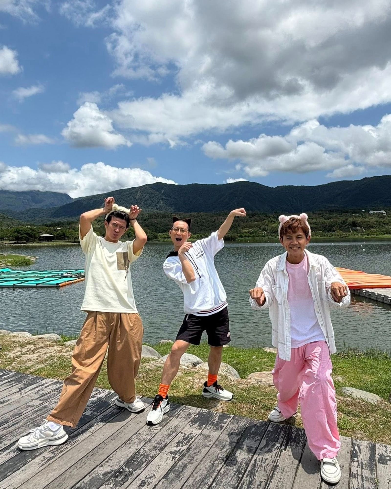 顏永烈（左起）、浩子、阿翔主持《鬧著玩》經常出外景，只要時間太多天就會想回家。（翻攝自浩角翔起臉書）
