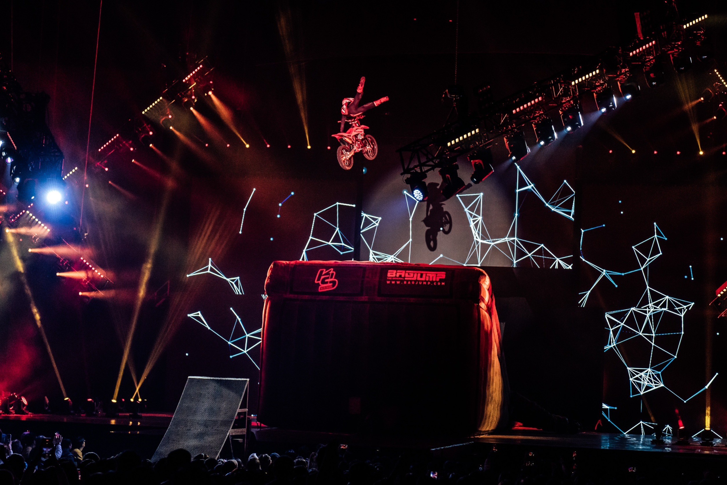 《光影魔幻馬戲團LUMIA》在台北小巨蛋首演。（寬宏藝術提供）