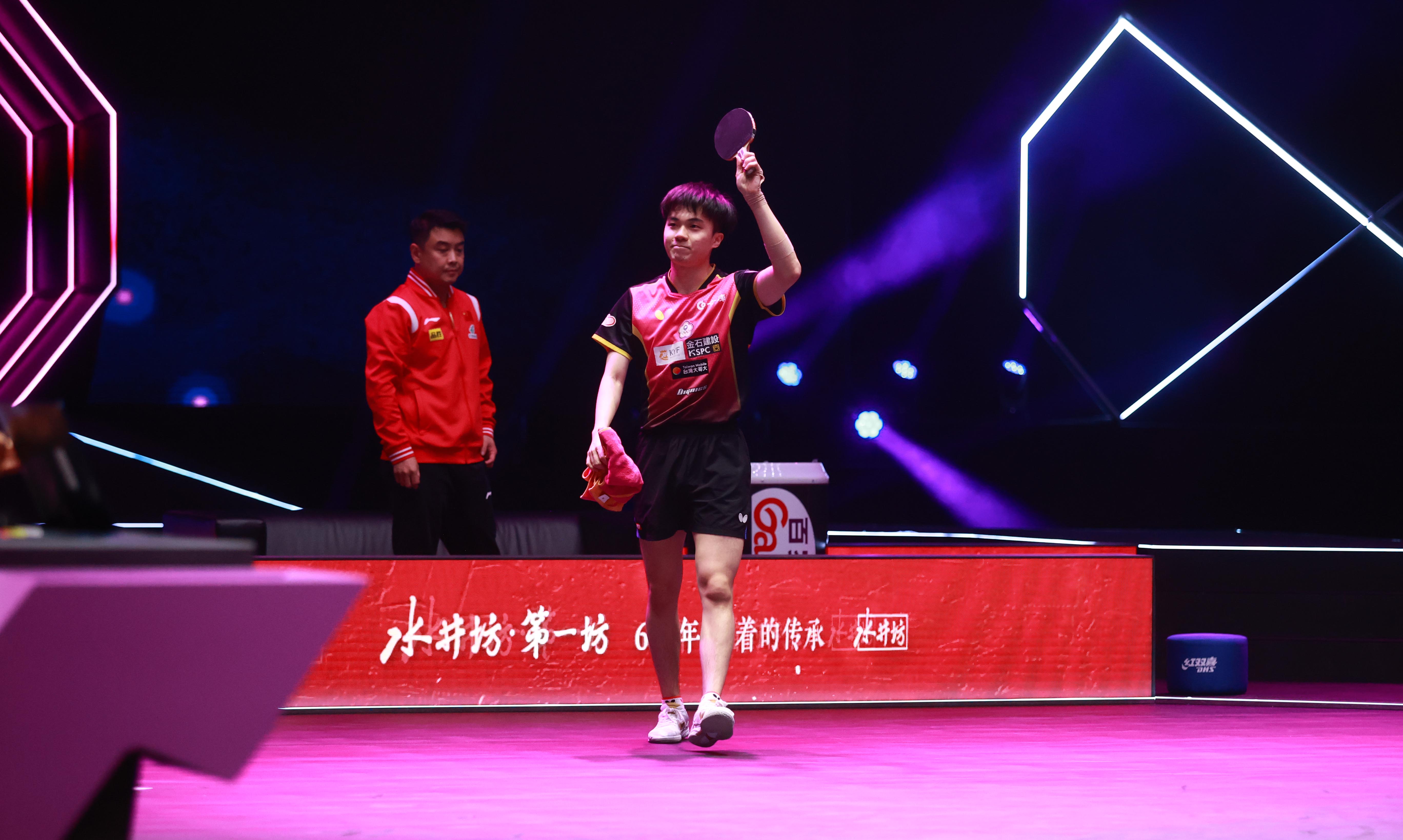 林昀儒在WTT 4強賽中擊退中國名將王楚欽，晉級冠軍賽。（翻攝自WTT官網）