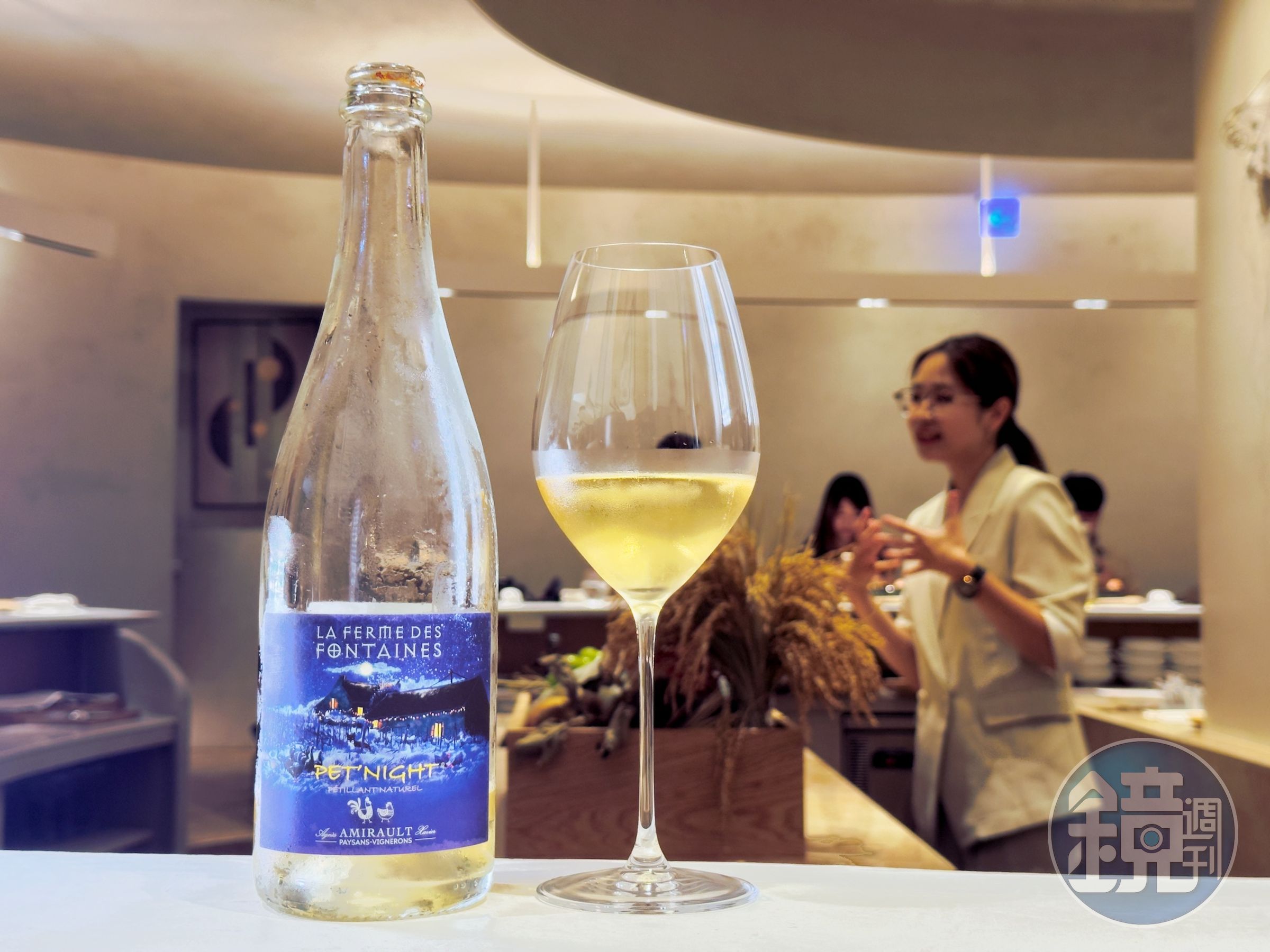 採用古老傳統的Pét-Nat（自然發酵氣泡酒）工法釀造的「Amirault Pet’Night La Ferme des Fontaines Sparkling」，以瓶內發酵保留自然酵母與糖分，蘋果、花香與些許鹹感交織，替海鮮小點揭開清爽序章。