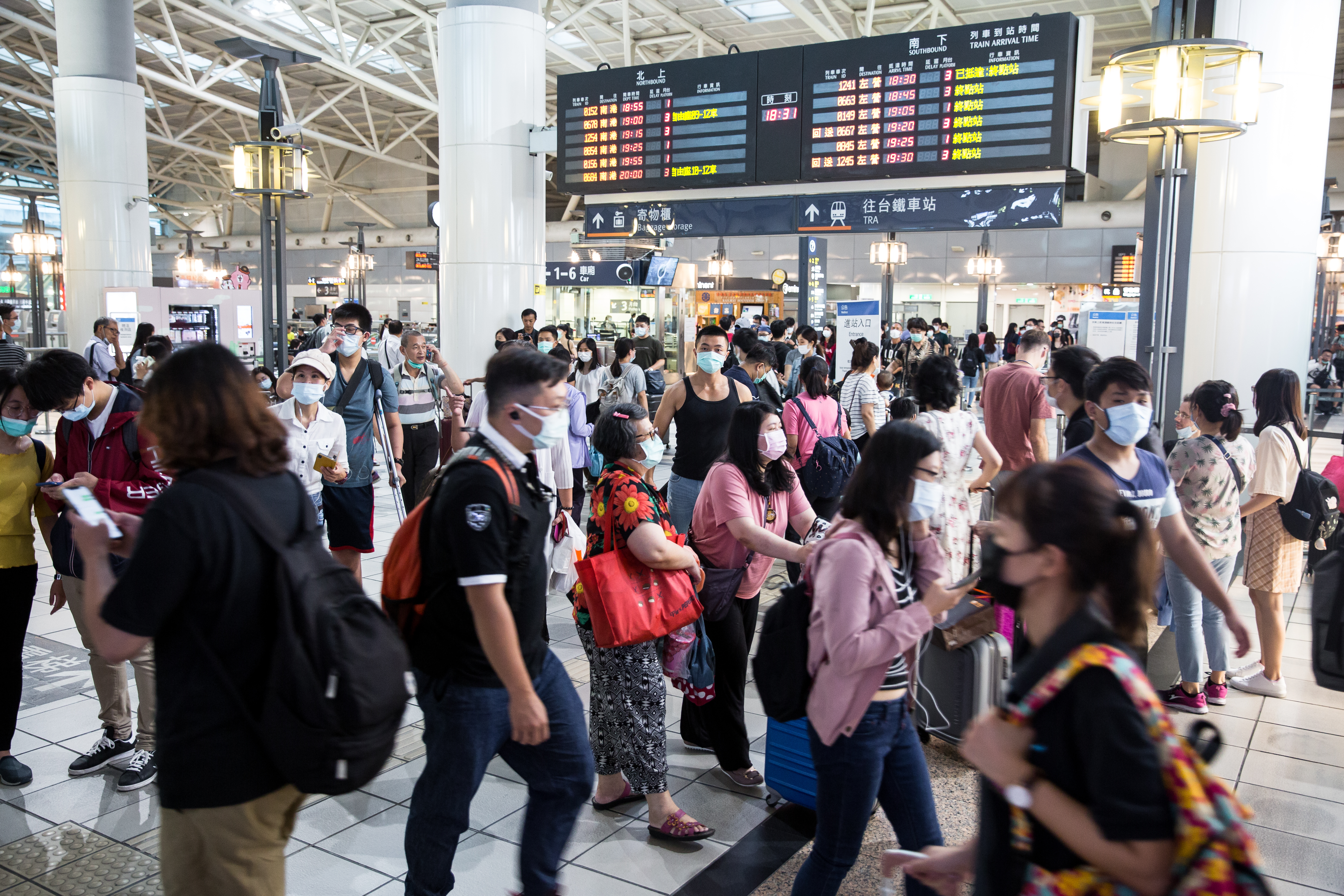 高鐵過年期間人潮眾多，自由座排隊情形可以在LINE上面查詢。（示意圖，資料照）