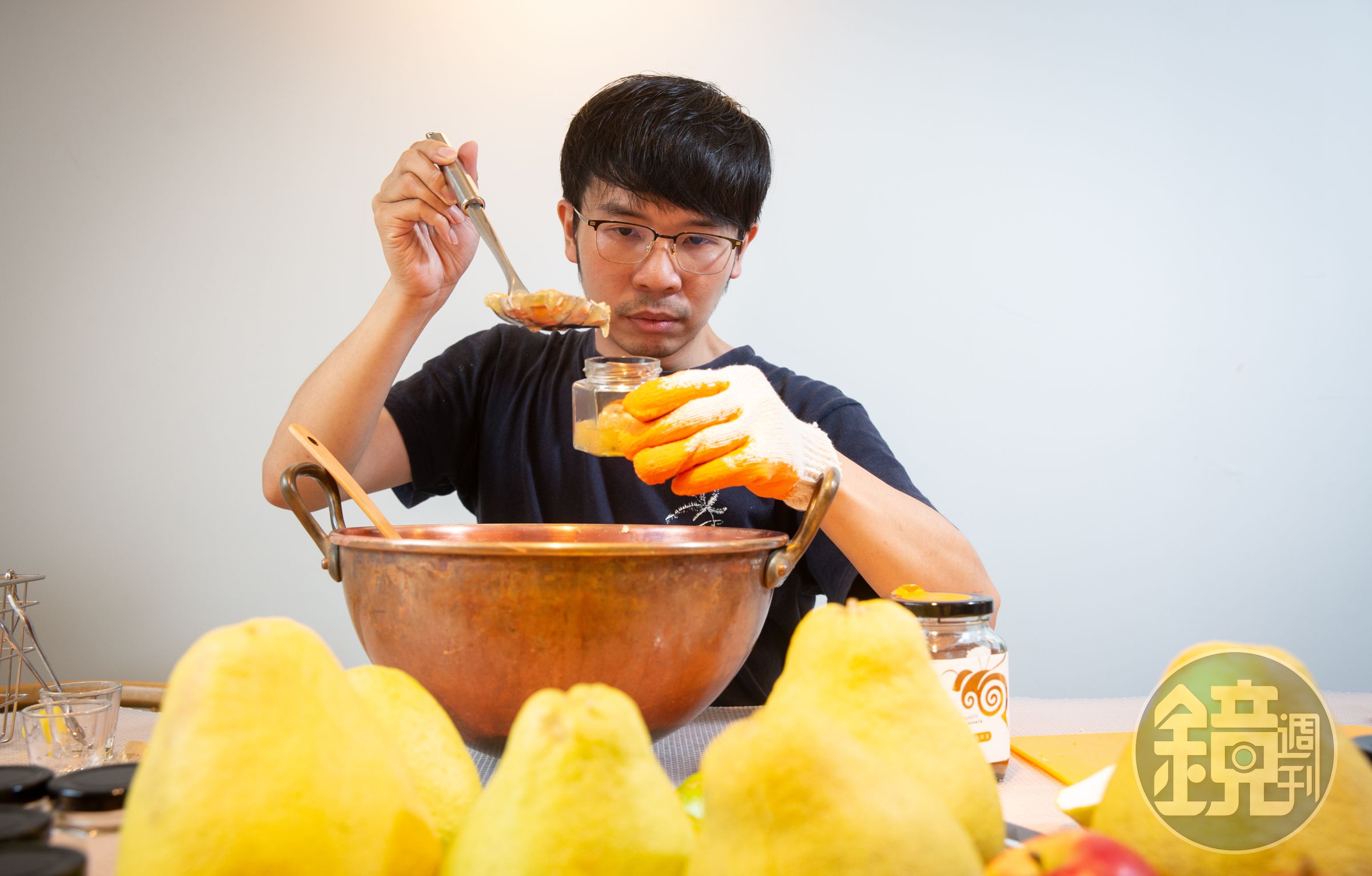 林韡勳用同色系搭配法決定食材組合果醬,例如白色系的柚子就加龍眼花跟蜂蜜。