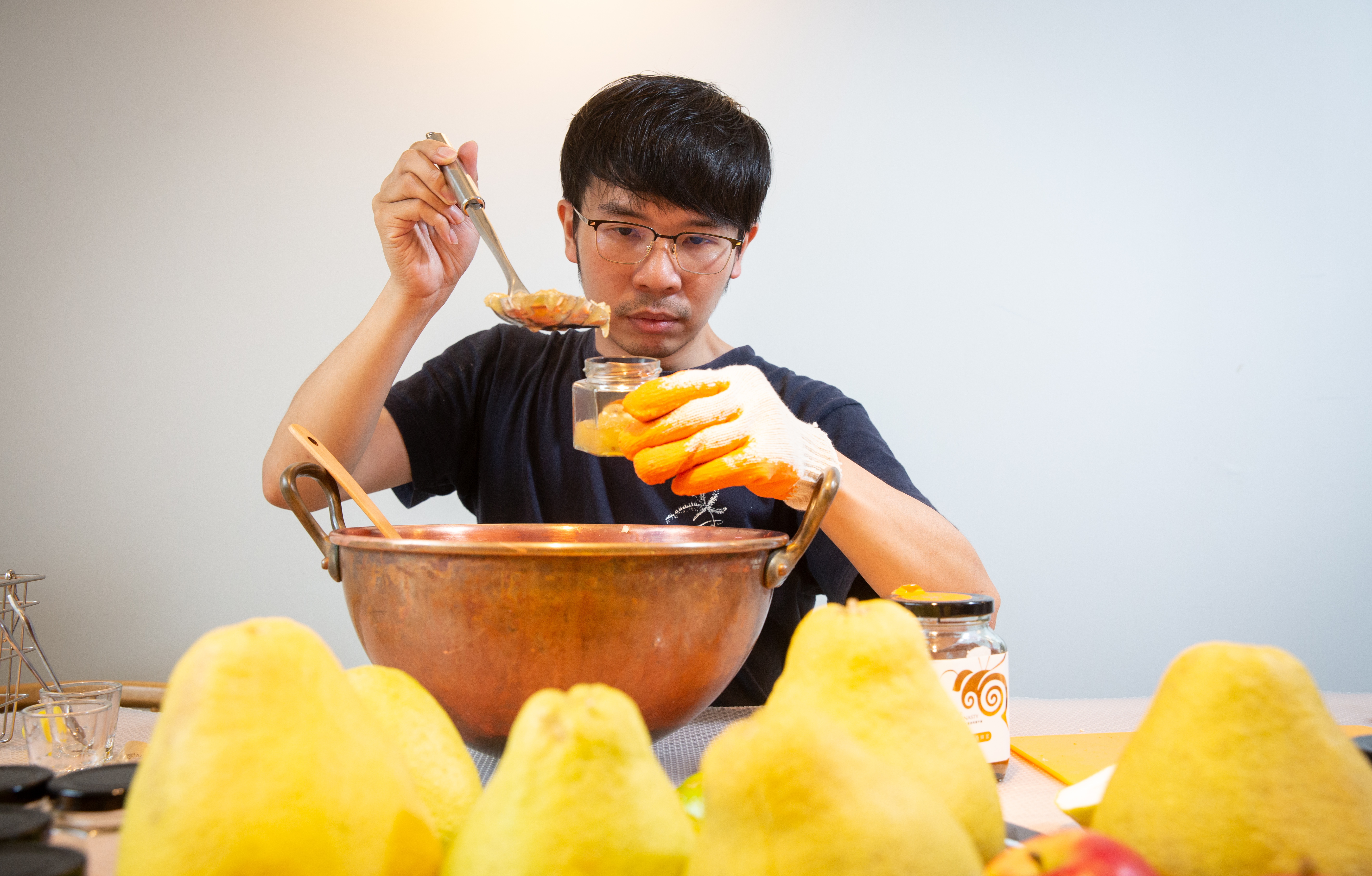 林韡勳用同色系搭配法決定食材組合果醬,例如白色系的柚子就加龍眼花跟蜂蜜。