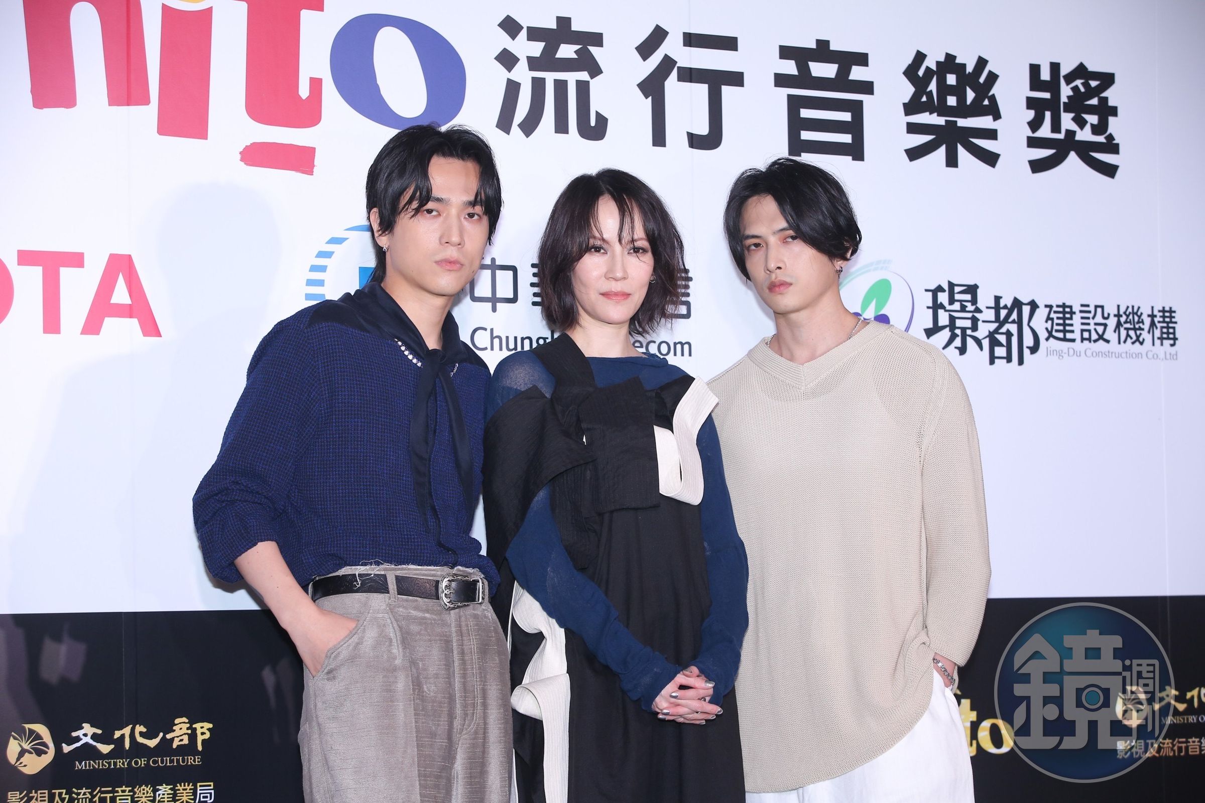 楊乃文與雙人搖滾樂團JADE一同演出。