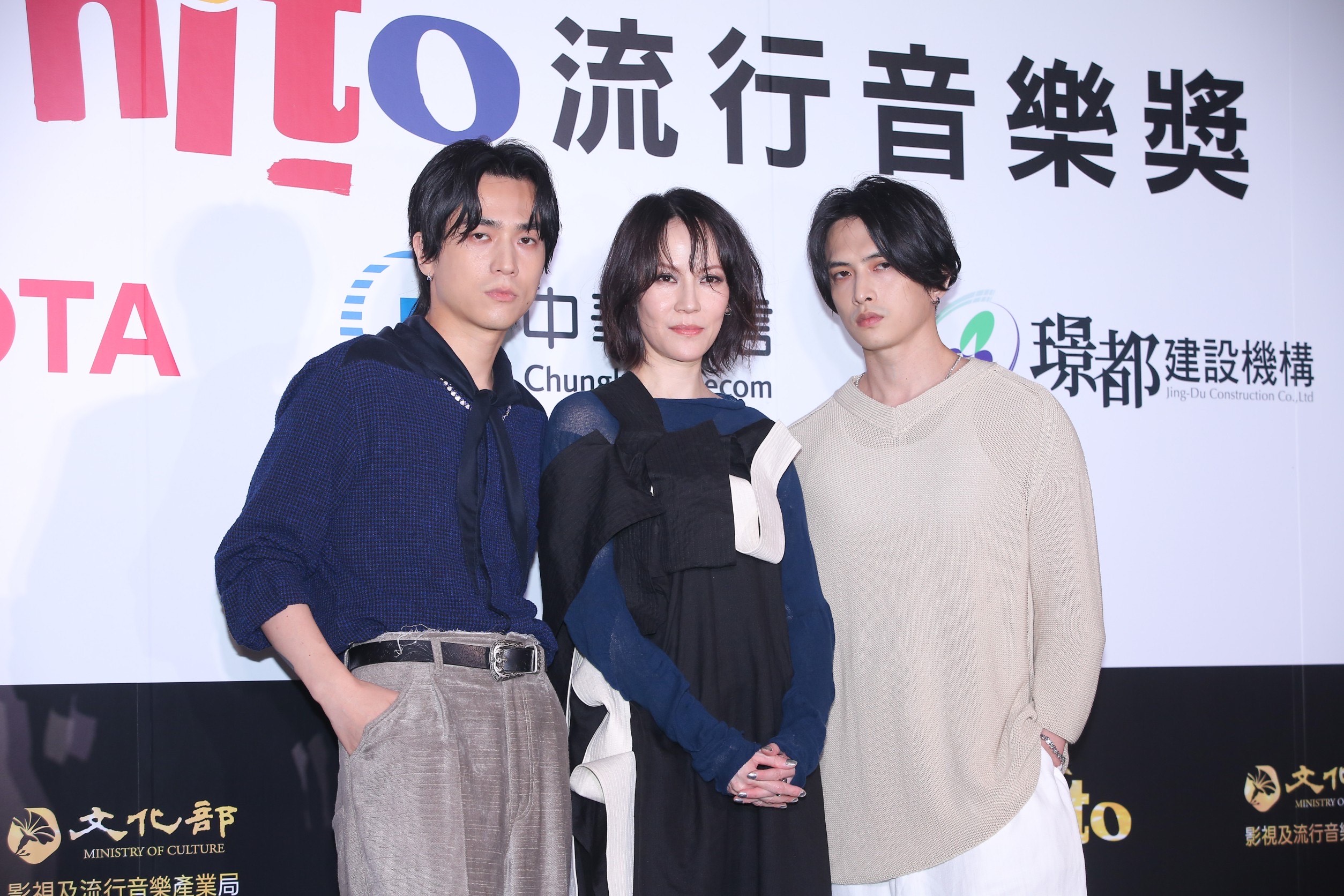 楊乃文與雙人搖滾樂團JADE一同演出。