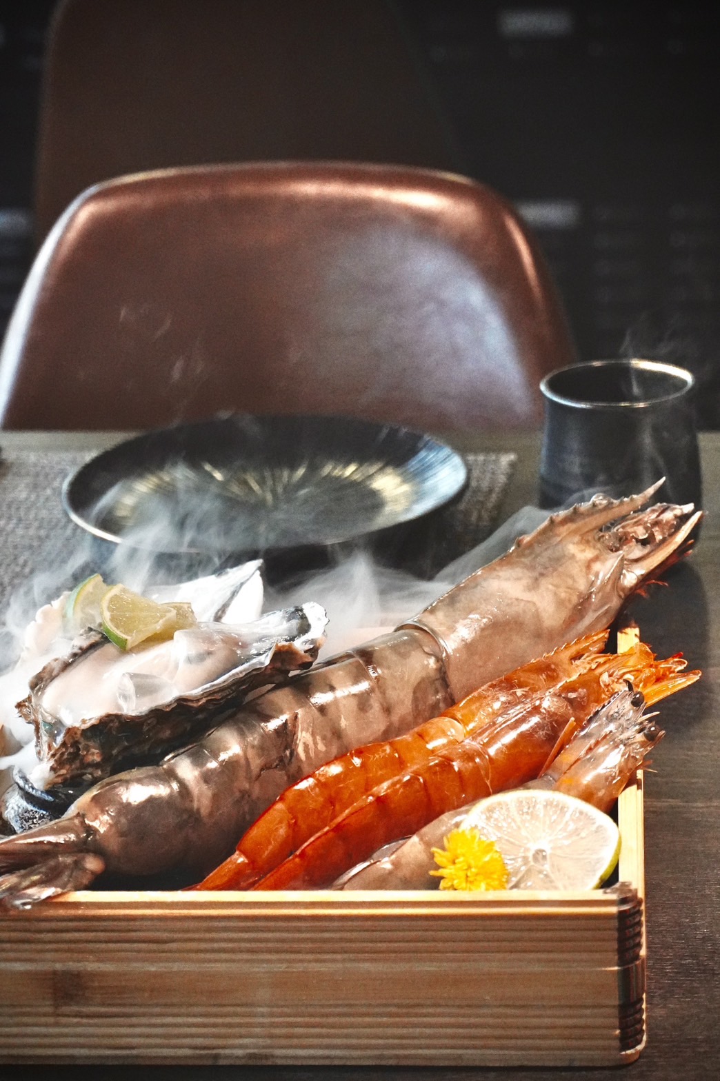 「臂咚蝦海味拼盤」匯集多種高級海鮮食材,其中最吸睛就屬手臂長的臂咚蝦。(1,580元/份)