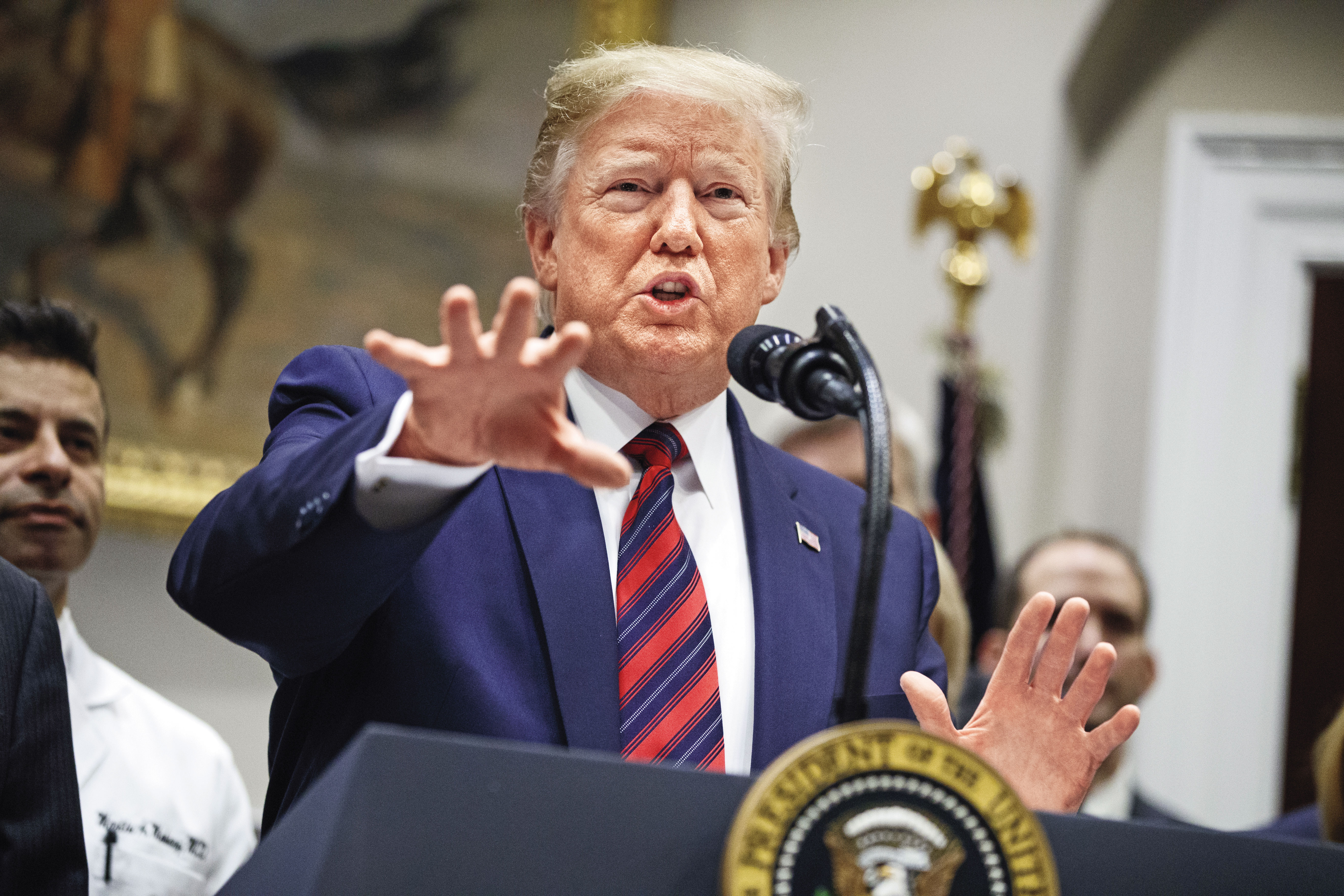 受到川普對等關稅衝擊影響，不僅股市跳水，就連美債也遭到拋售，投資人備感茫然。（東方IC）