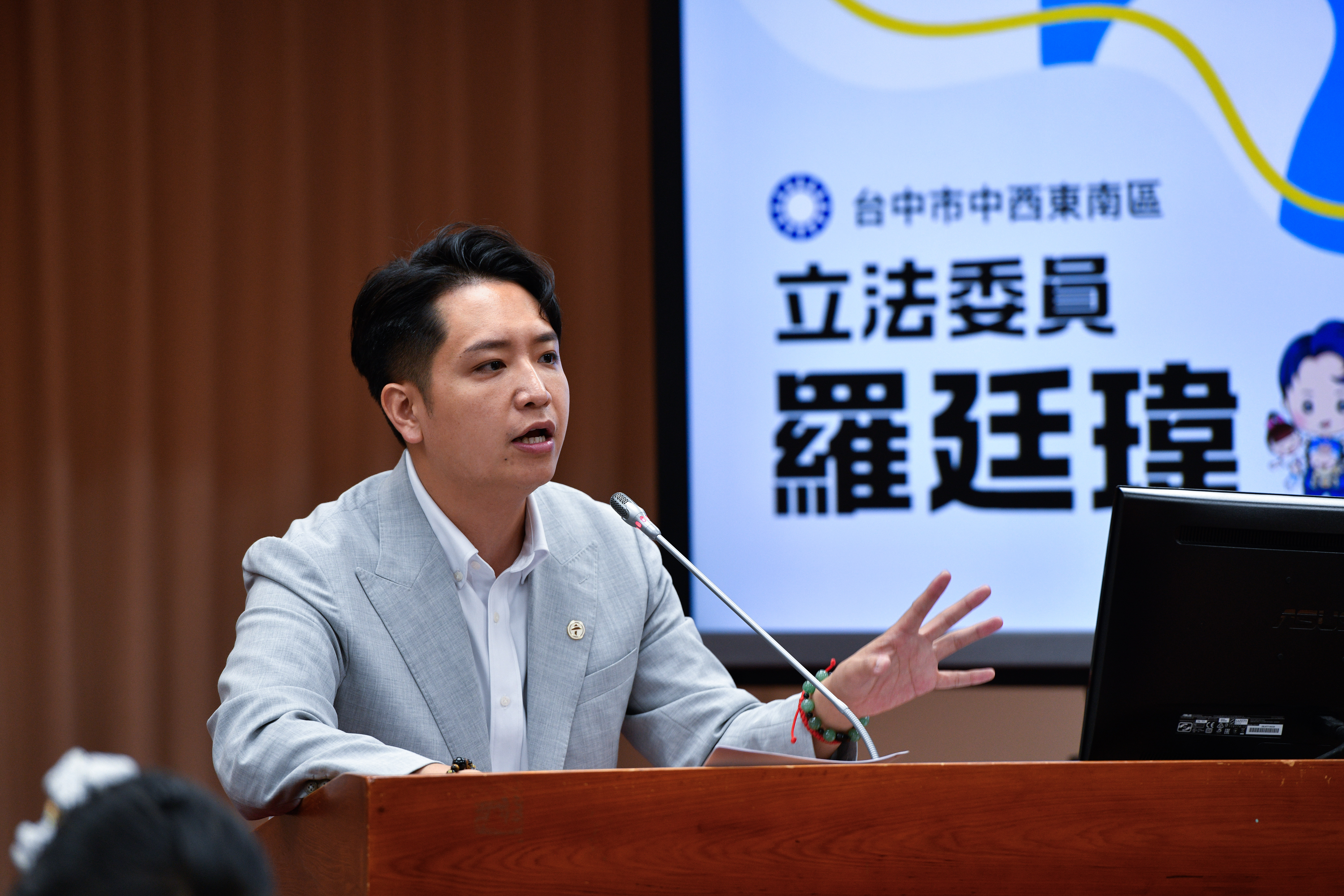 藍委羅廷瑋被指控耍官威，風波持續延燒。