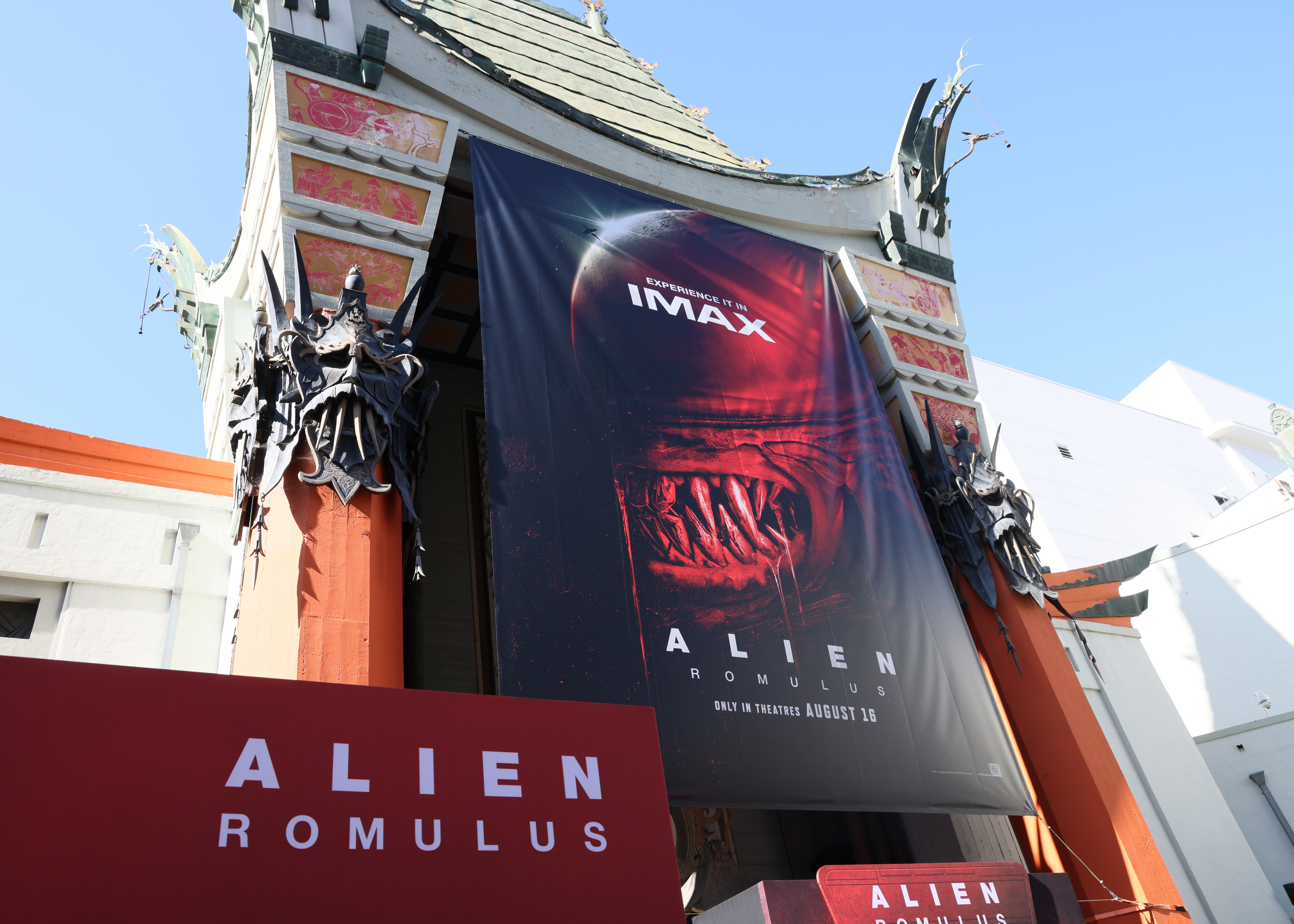 糟糕，好萊塢中國戲院也被異形佔領了。（20世紀影業提供）