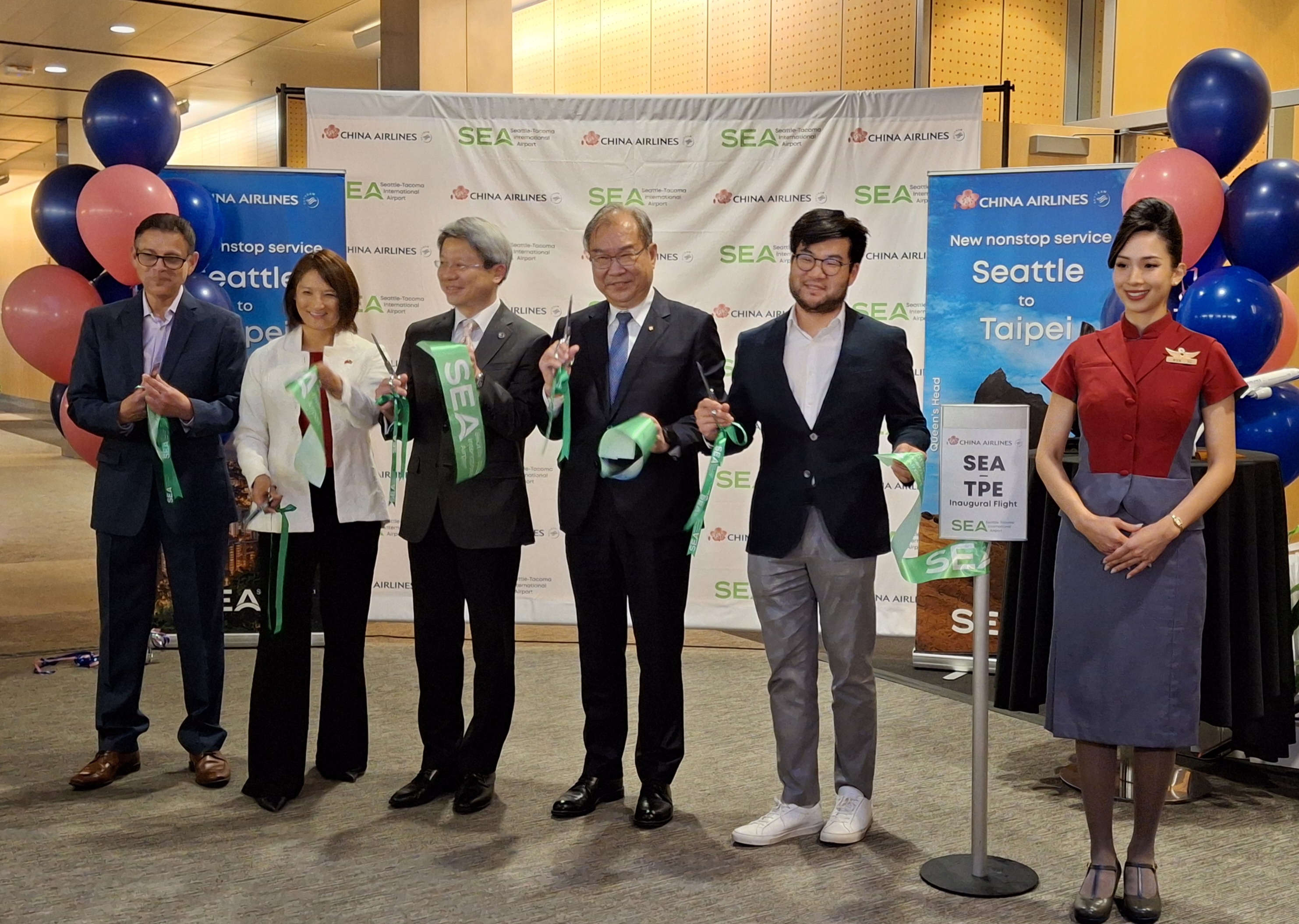 華航總經理高星潢(右三)透露下一步有望直飛美國東北角。